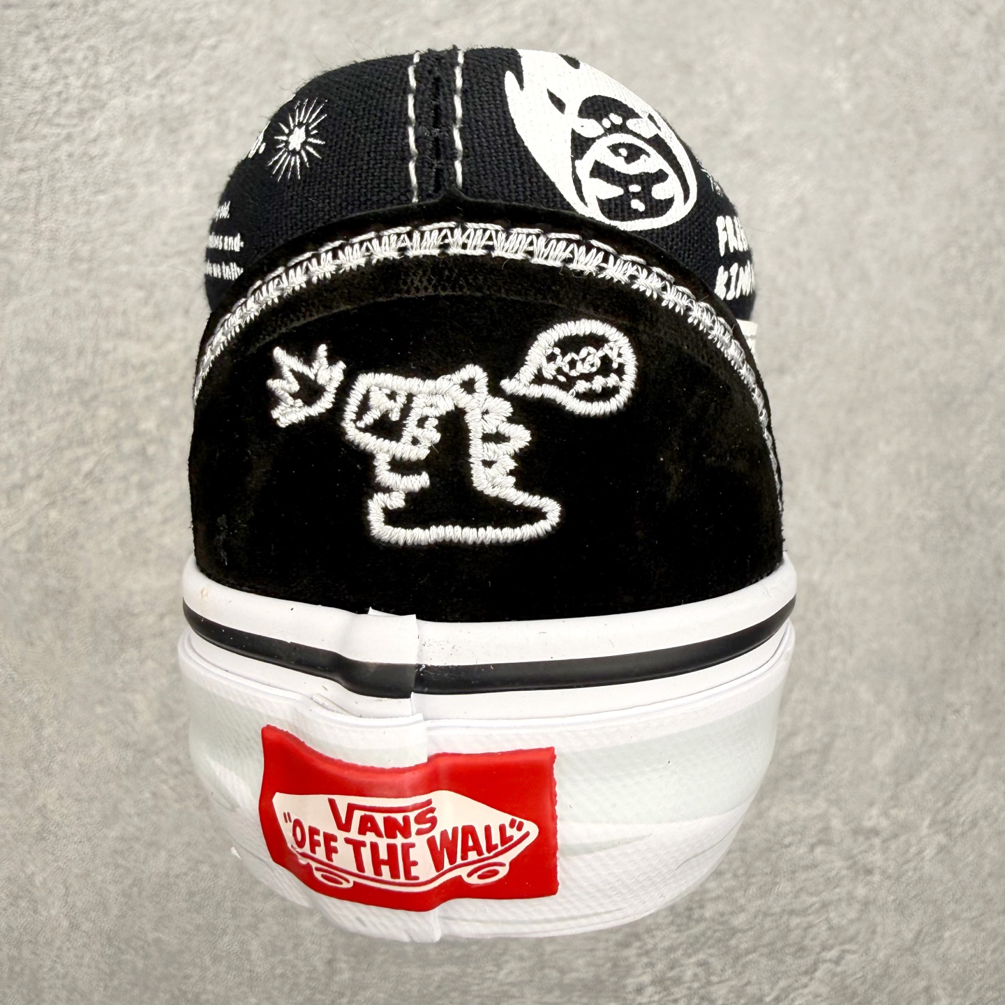 Vans Old Skool x Hirono泡泡玛特 小野联名 复古黑白涂鸦鞋身采用麂皮搭配牛仔帆布面