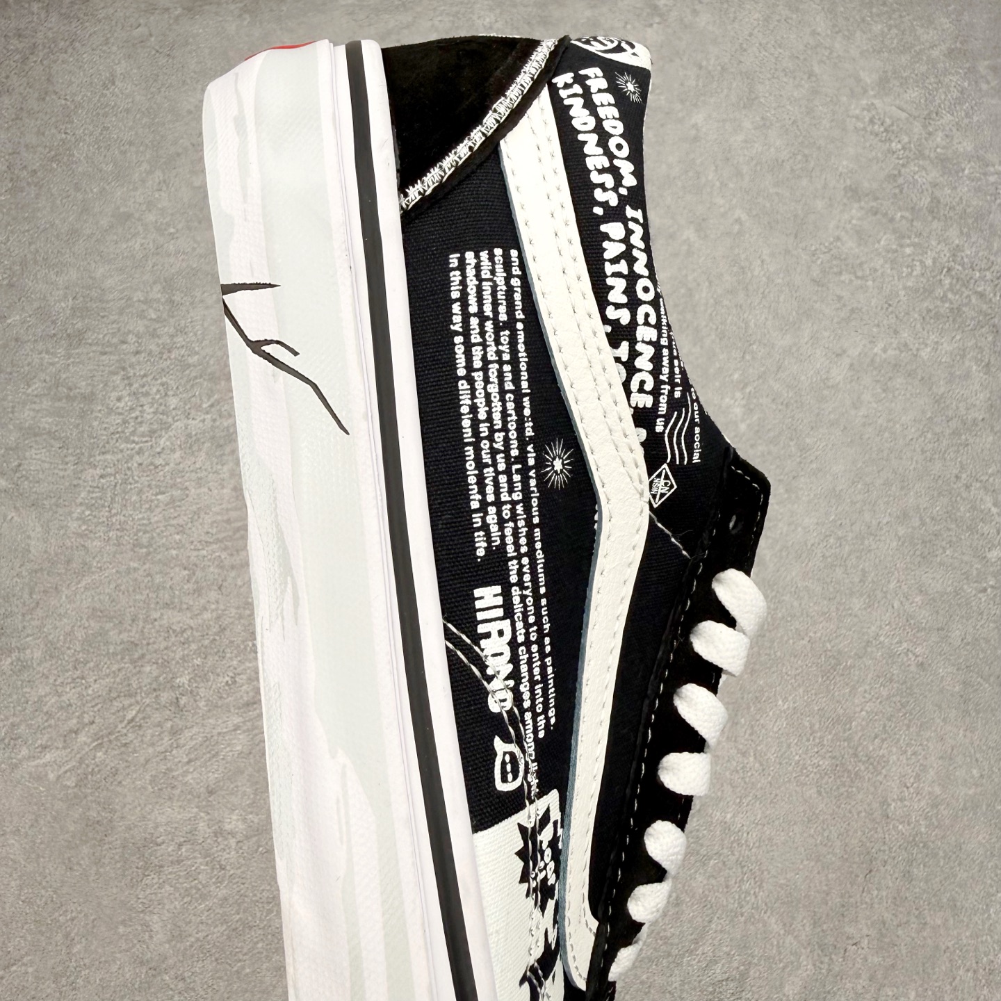 Vans Old Skool x Hirono泡泡玛特 小野联名 复古黑白涂鸦鞋身采用麂皮搭配牛仔帆布面
