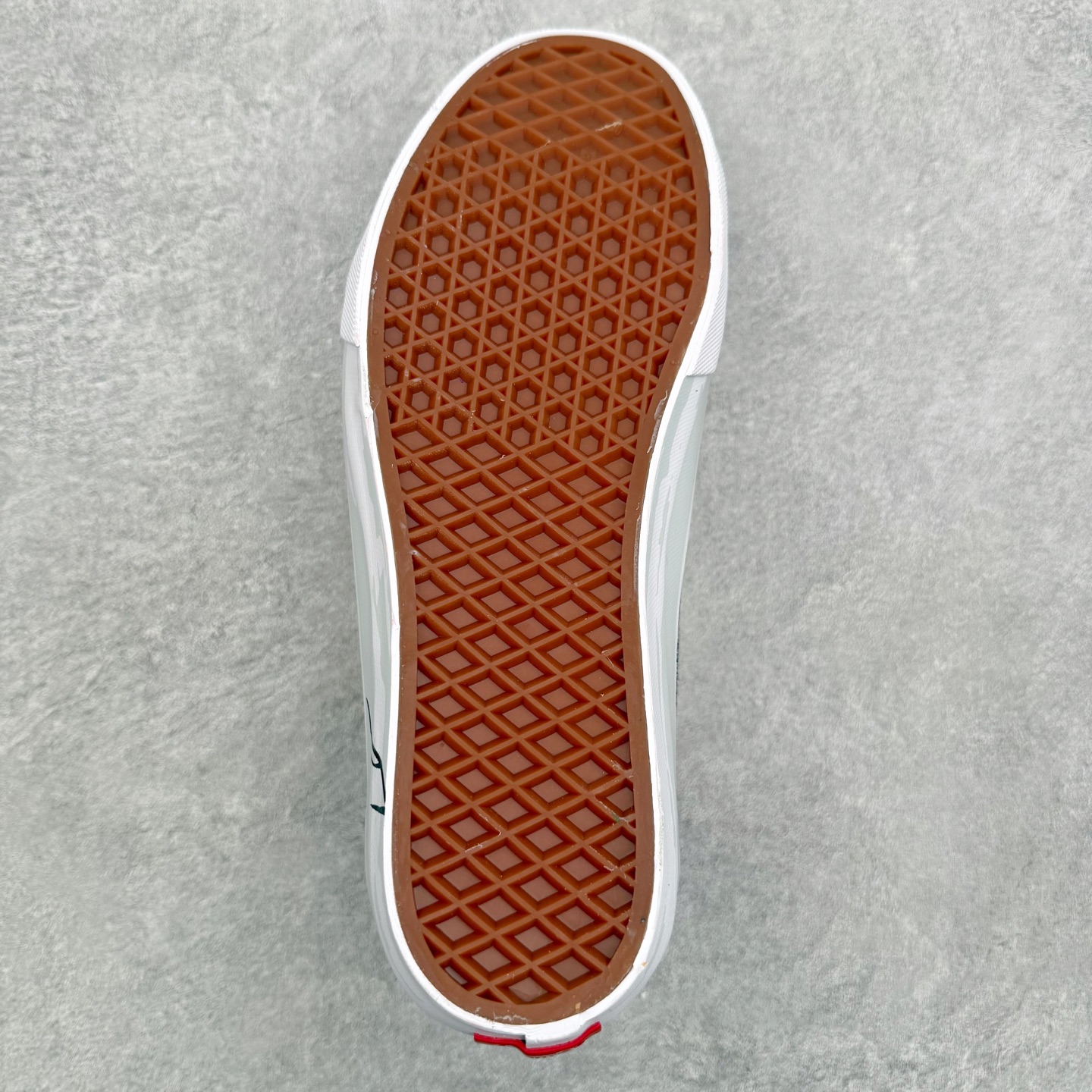 Vans Old Skool x Hirono泡泡玛特 小野联名 复古黑白涂鸦鞋身采用麂皮搭配牛仔帆布面