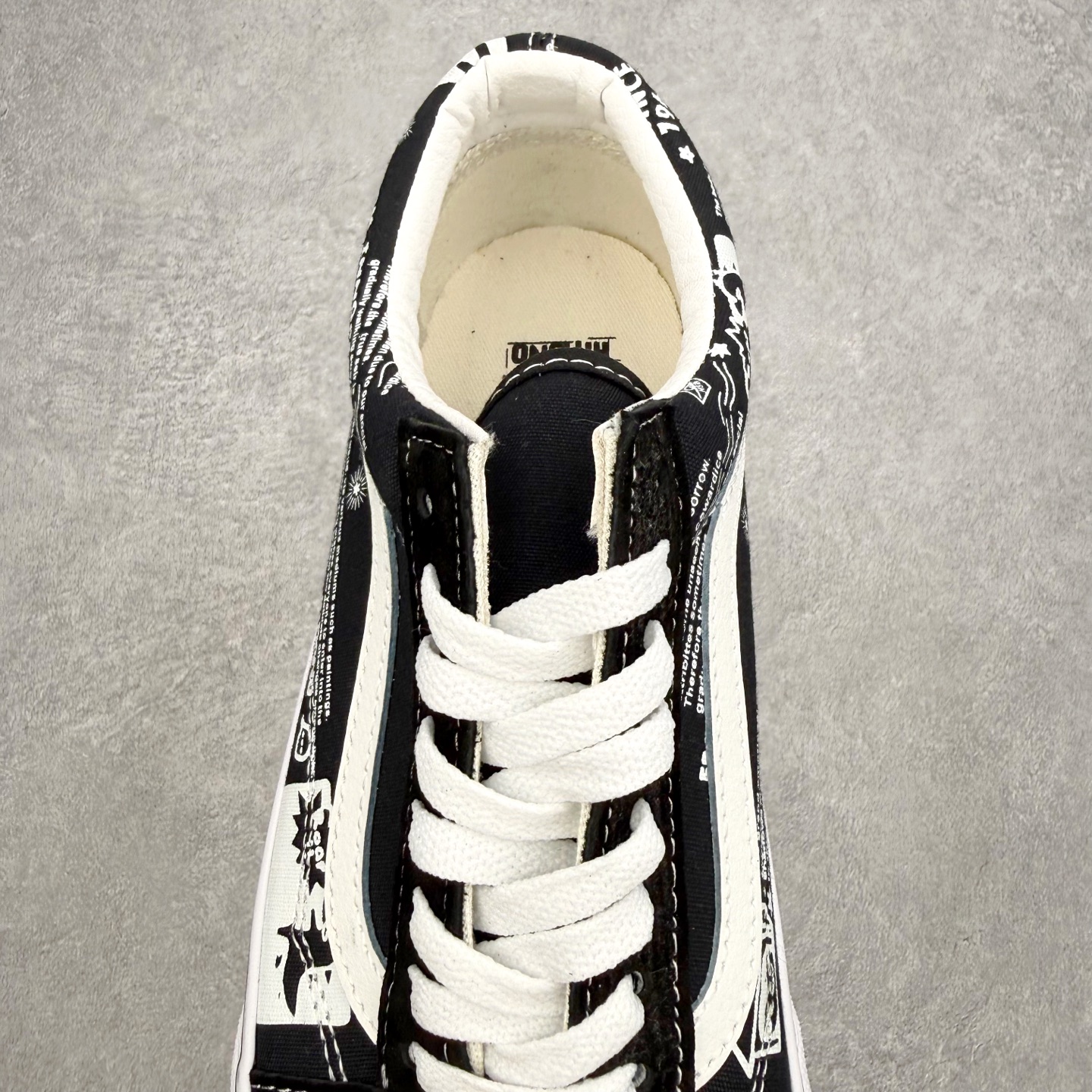 Vans Old Skool x Hirono泡泡玛特 小野联名 复古黑白涂鸦鞋身采用麂皮搭配牛仔帆布面