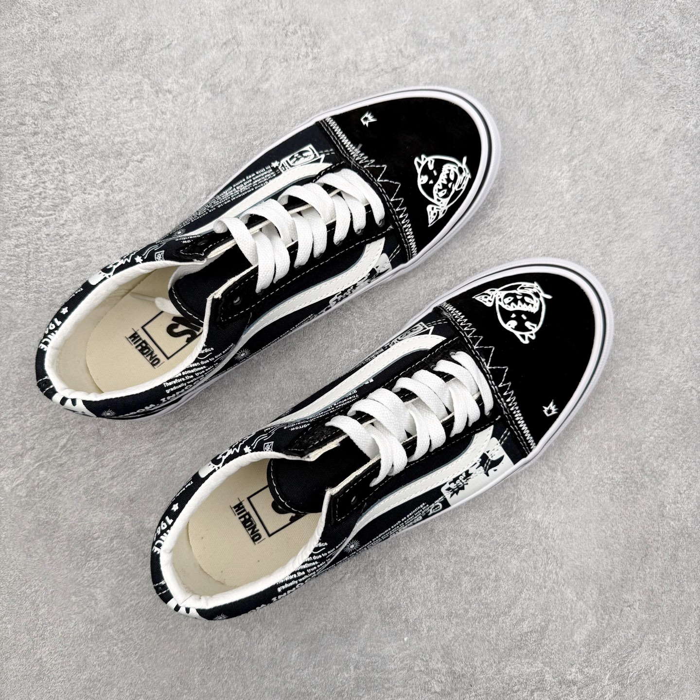 Vans Old Skool x Hirono泡泡玛特 小野联名 复古黑白涂鸦鞋身采用麂皮搭配牛仔帆布面