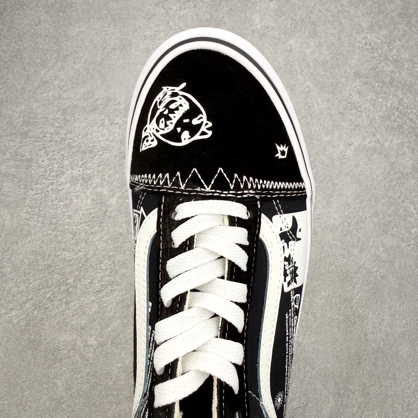 Vans Old Skool x Hirono泡泡玛特 小野联名 复古黑白涂鸦鞋身采用麂皮搭配牛仔帆布面