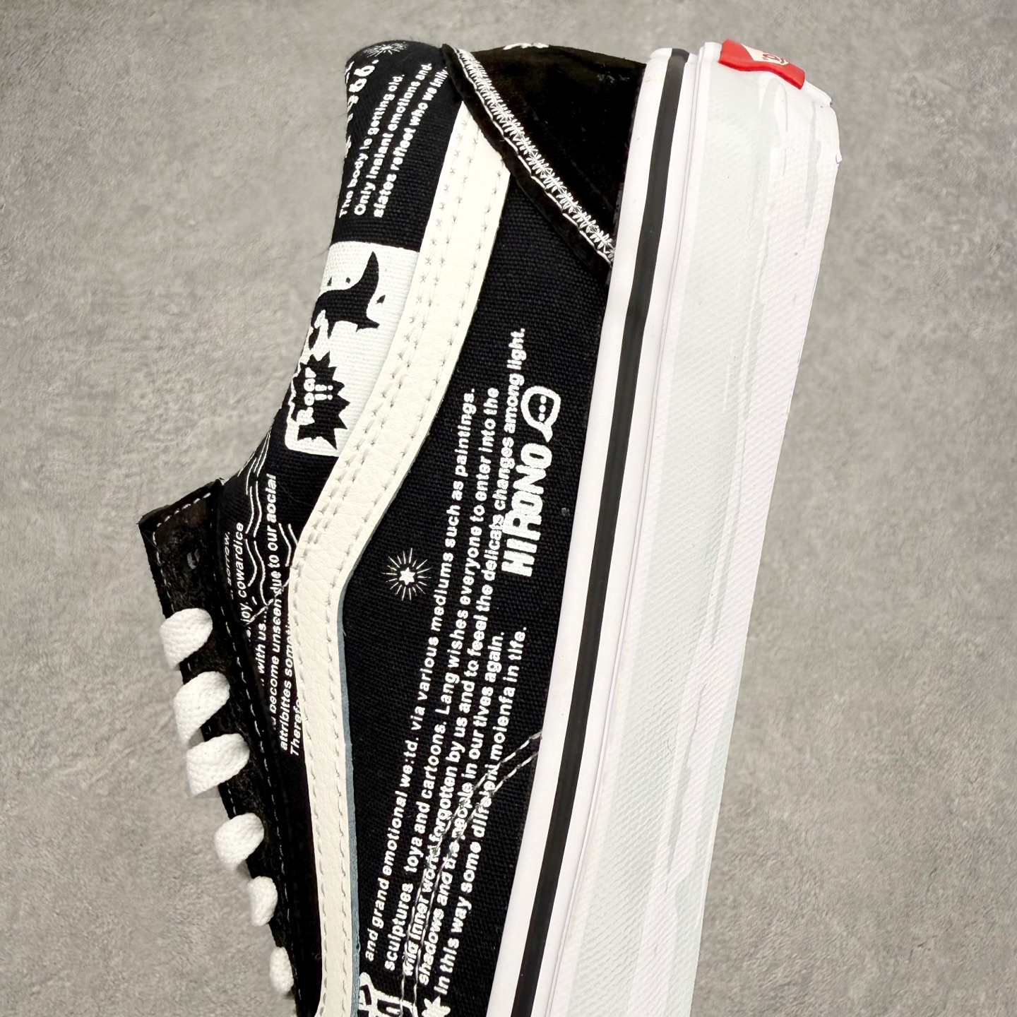 Vans Old Skool x Hirono泡泡玛特 小野联名 复古黑白涂鸦鞋身采用麂皮搭配牛仔帆布面