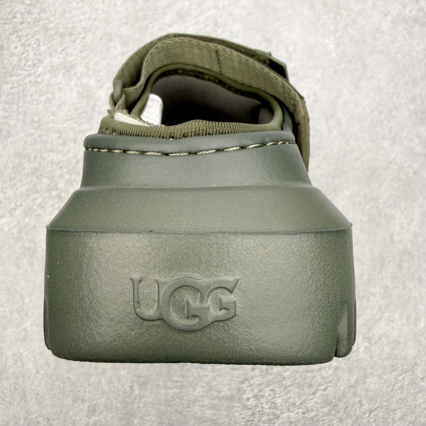 UGG 混合款系列塔斯曼时尚简约加厚半拖包头拖鞋 男女同款 1979年，冲浪运动员布莱恩•史密斯（Bri