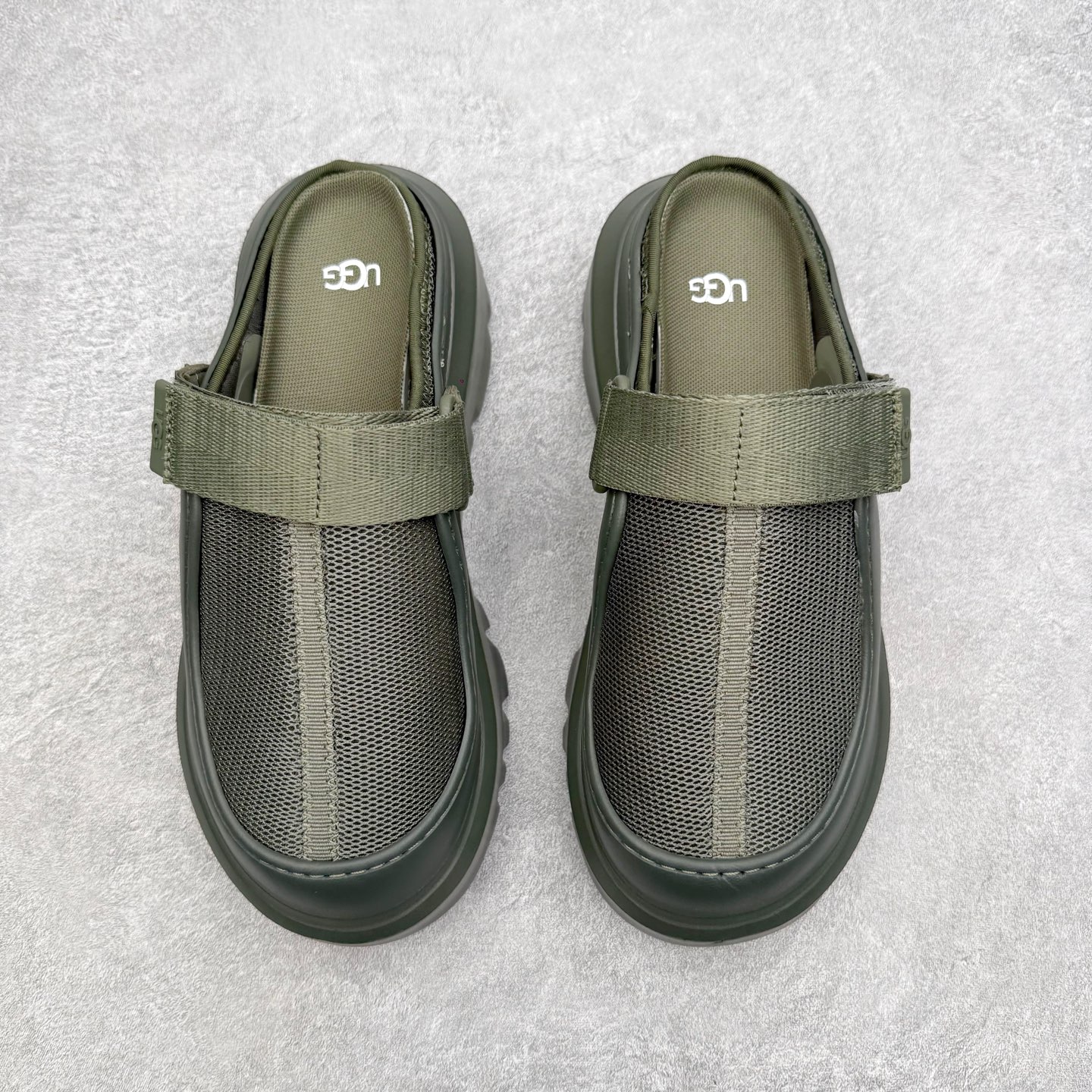 UGG 混合款系列塔斯曼时尚简约加厚半拖包头拖鞋 男女同款 1979年，冲浪运动员布莱恩•史密斯（Bri