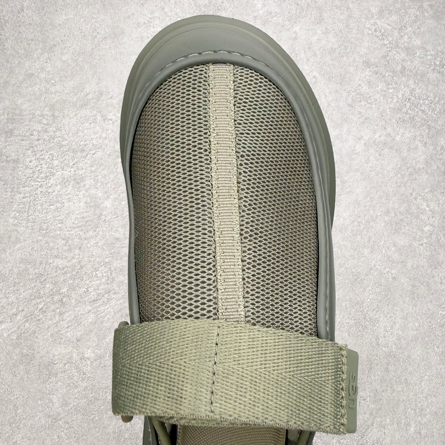 UGG 混合款系列塔斯曼时尚简约加厚半拖包头拖鞋 男女同款 1979年，冲浪运动员布莱恩•史密斯（Bri