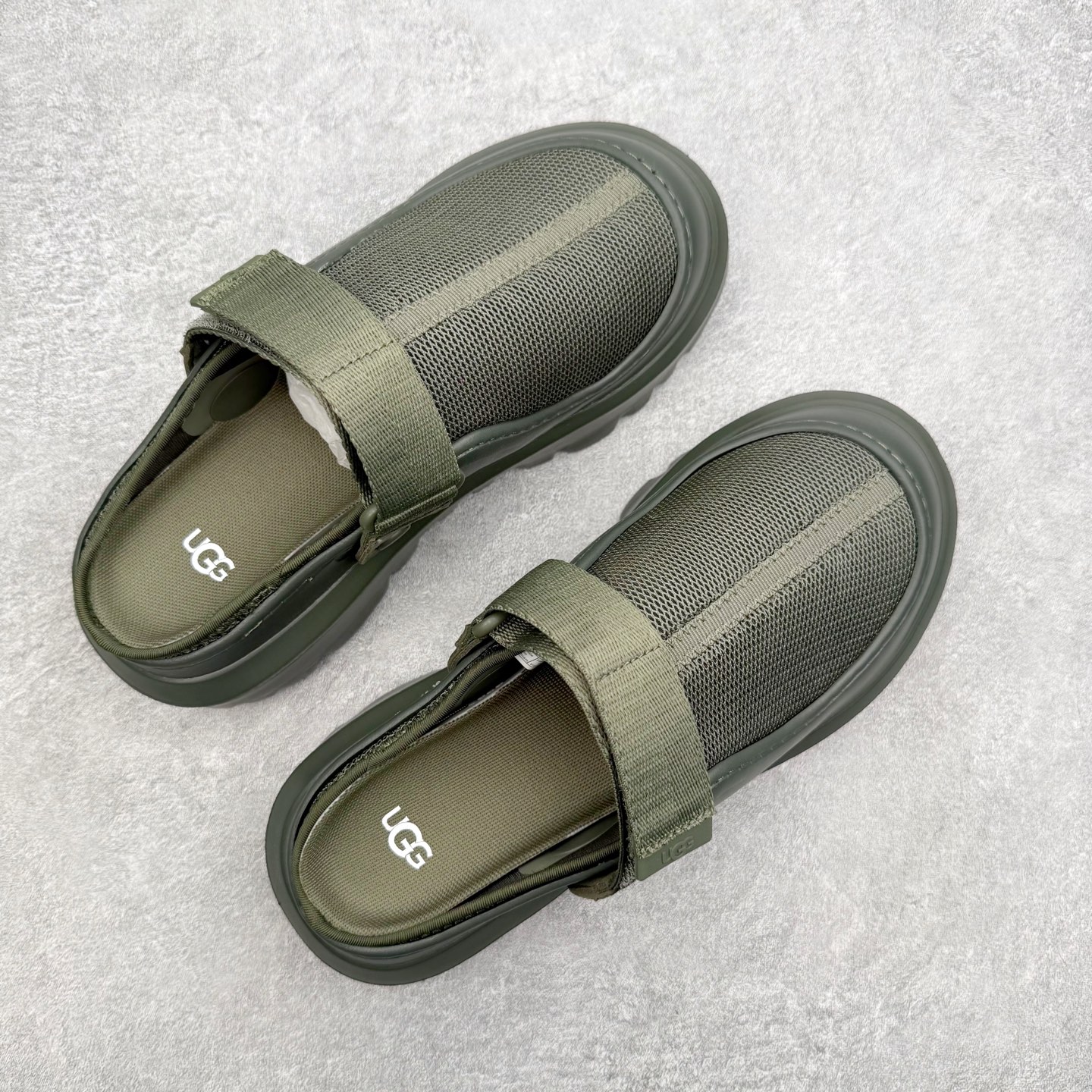UGG 混合款系列塔斯曼时尚简约加厚半拖包头拖鞋 男女同款 1979年，冲浪运动员布莱恩•史密斯（Bri