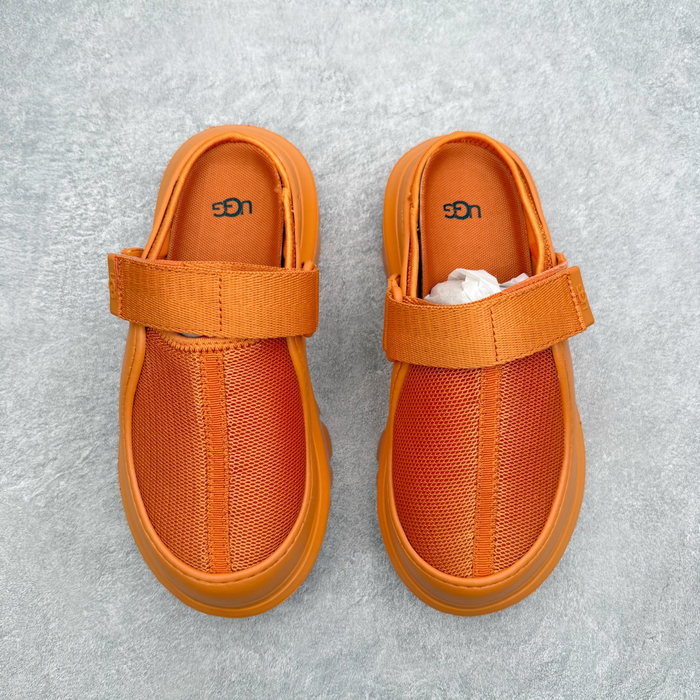 UGG 混合款系列塔斯曼时尚简约加厚半拖包头拖鞋 男女同款 1979年，冲浪运动员布莱恩•史密斯（Bri