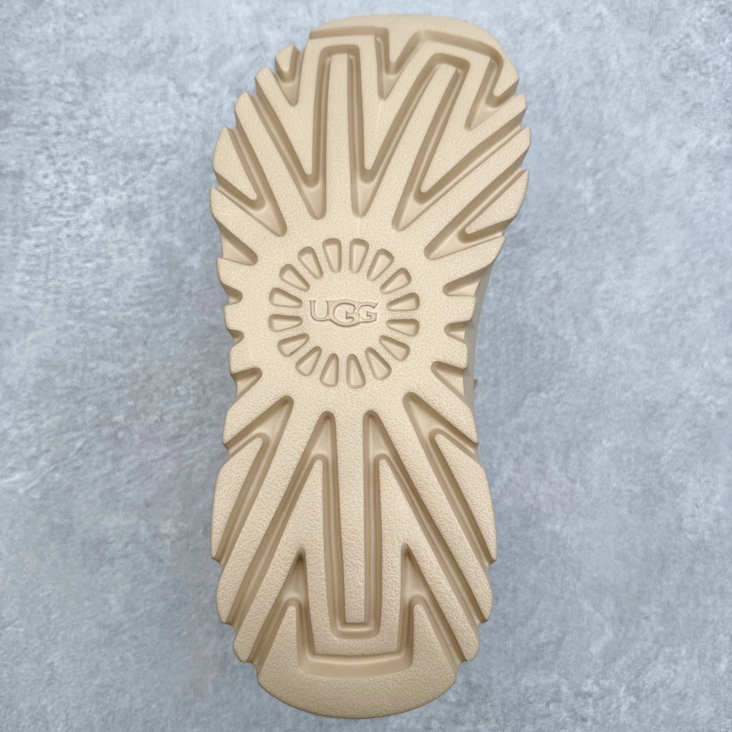 UGG 混合款系列塔斯曼时尚简约加厚半拖包头拖鞋 男女同款 1979年，冲浪运动员布莱恩•史密斯（Bri