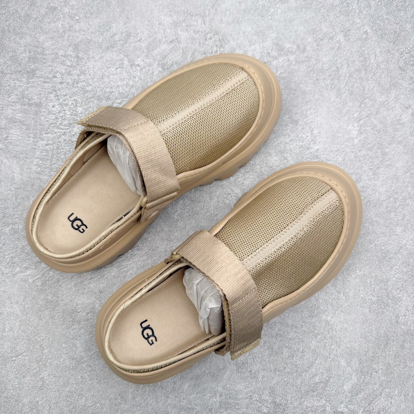UGG 混合款系列塔斯曼时尚简约加厚半拖包头拖鞋 男女同款 1979年，冲浪运动员布莱恩•史密斯（Bri