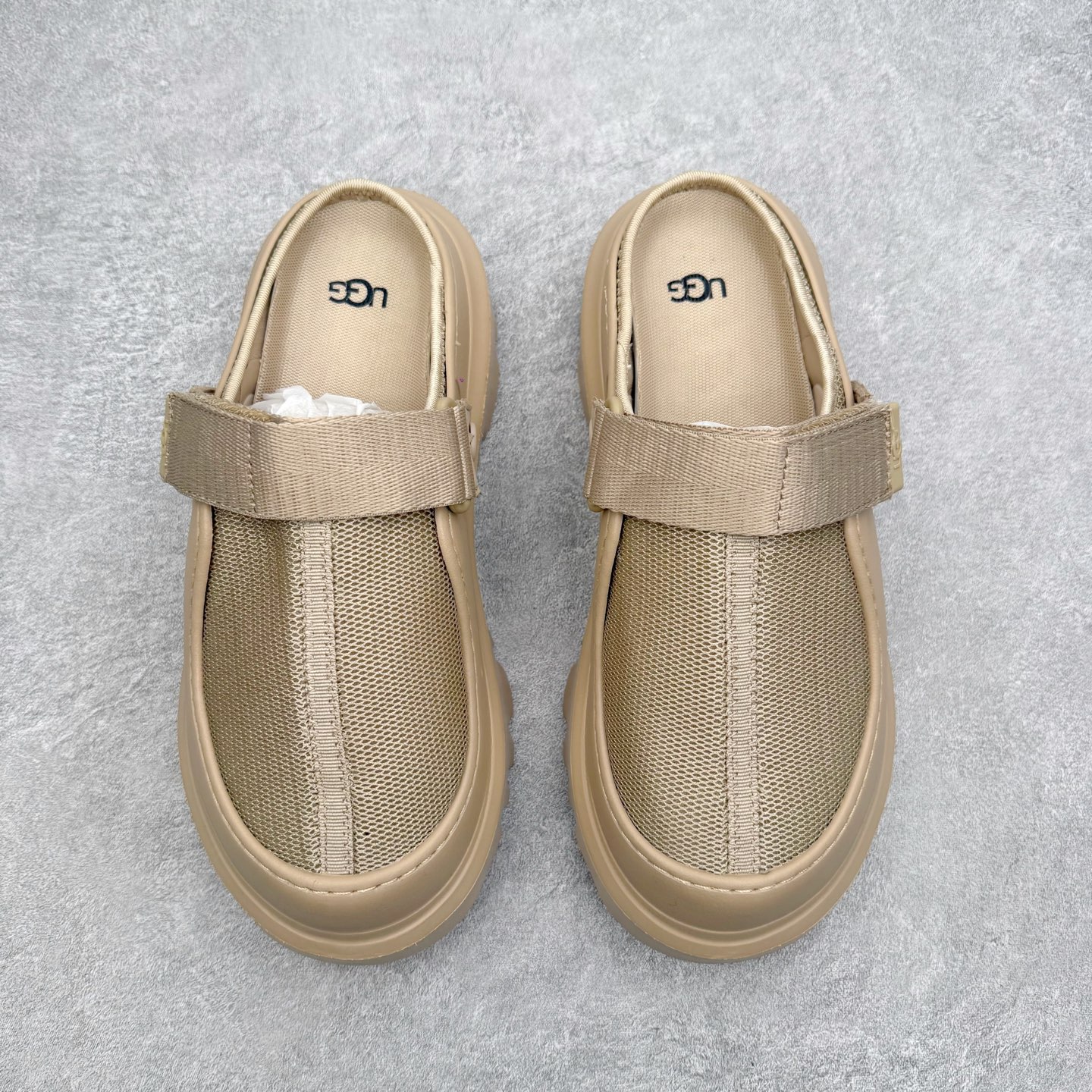 UGG 混合款系列塔斯曼时尚简约加厚半拖包头拖鞋 男女同款 1979年，冲浪运动员布莱恩•史密斯（Bri