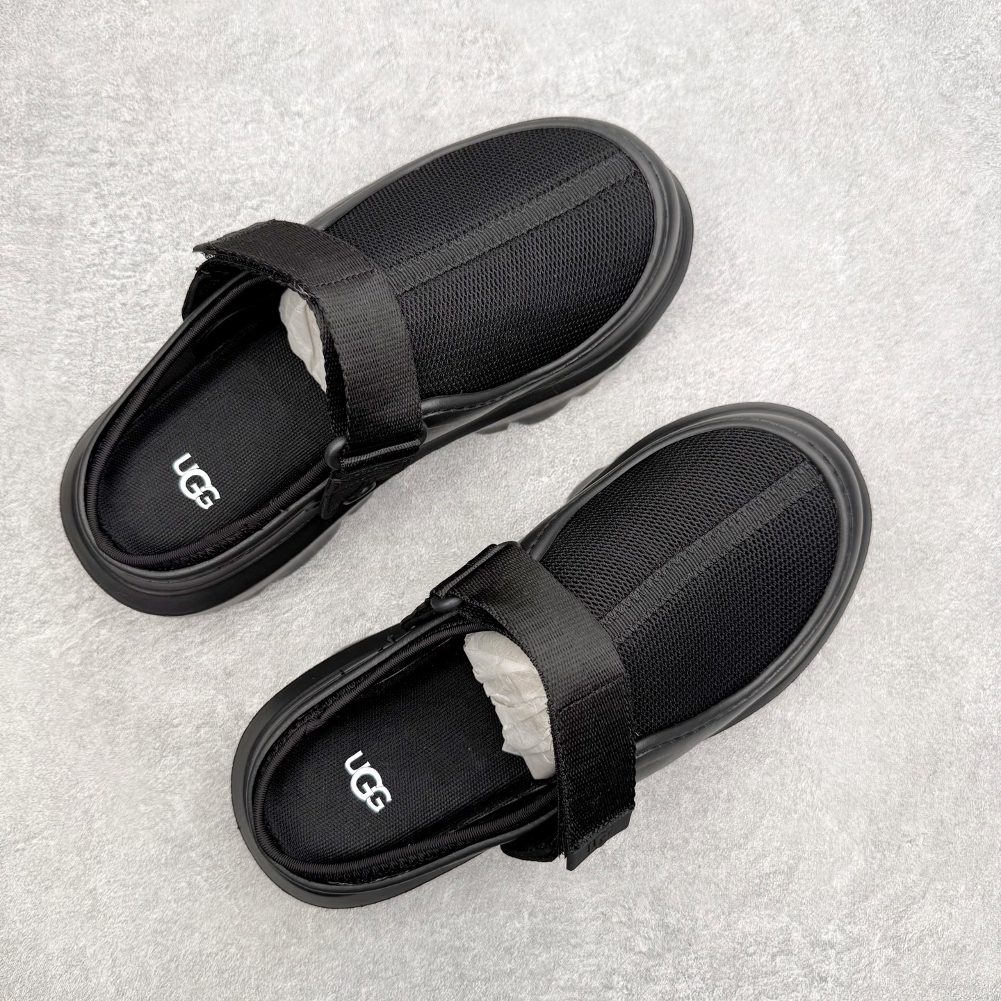 UGG 混合款系列塔斯曼时尚简约加厚半拖包头拖鞋 男女同款 1979年，冲浪运动员布莱恩•史密斯（Bri