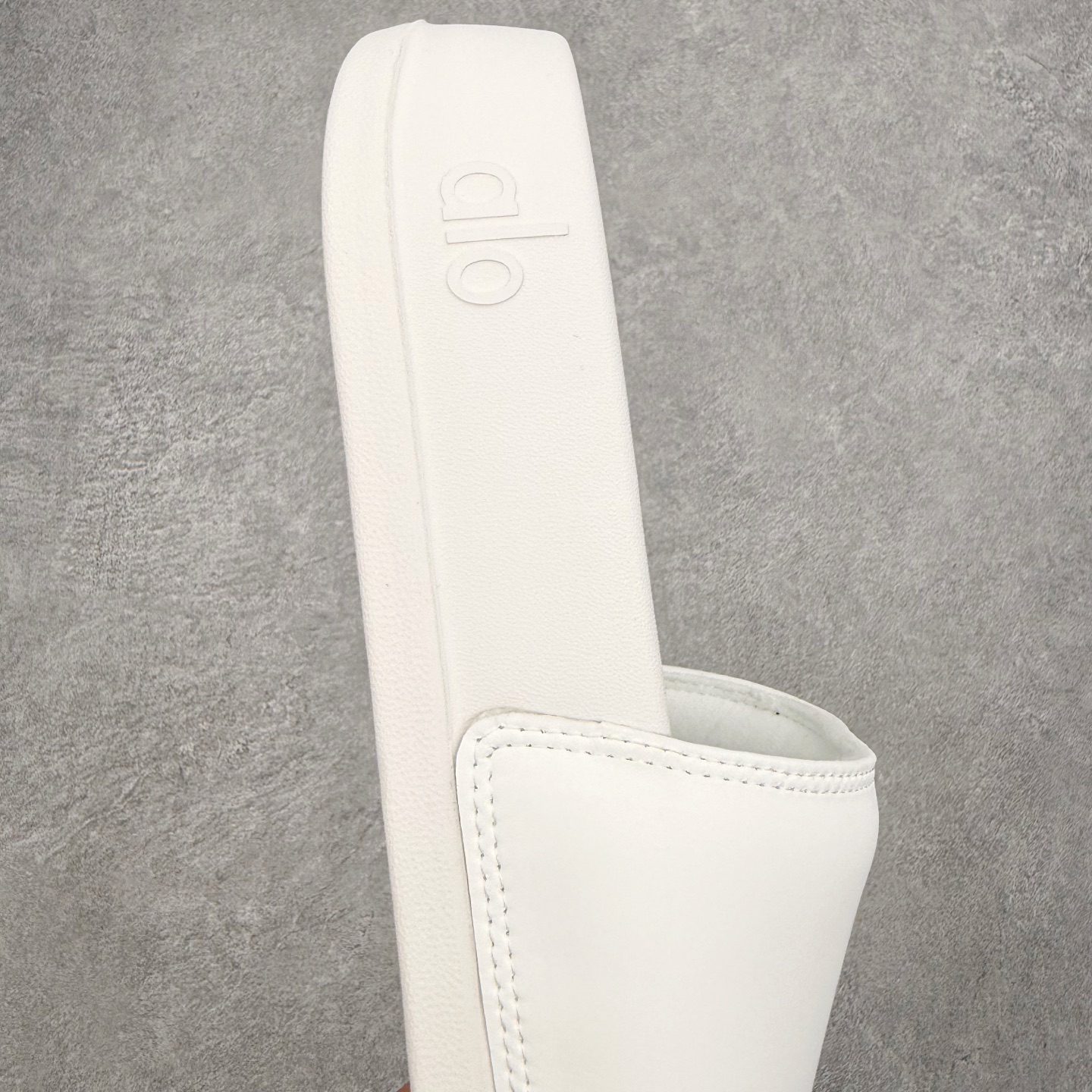 alo yoga Unisex It 舒适百搭 防滑防磨一字拖鞋 男女同款 品牌故事Alo Yoga于2