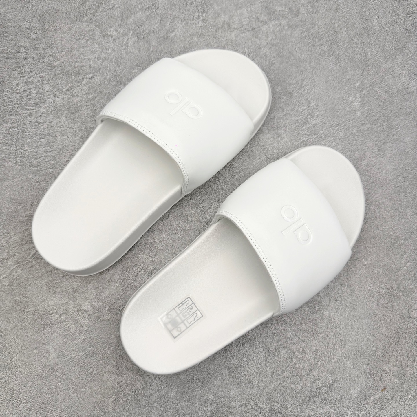 alo yoga Unisex It 舒适百搭 防滑防磨一字拖鞋 男女同款 品牌故事Alo Yoga于2