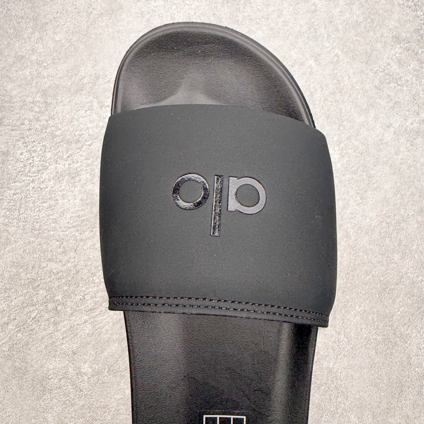 alo yoga Unisex It 舒适百搭 防滑防磨一字拖鞋 男女同款 品牌故事Alo Yoga于2