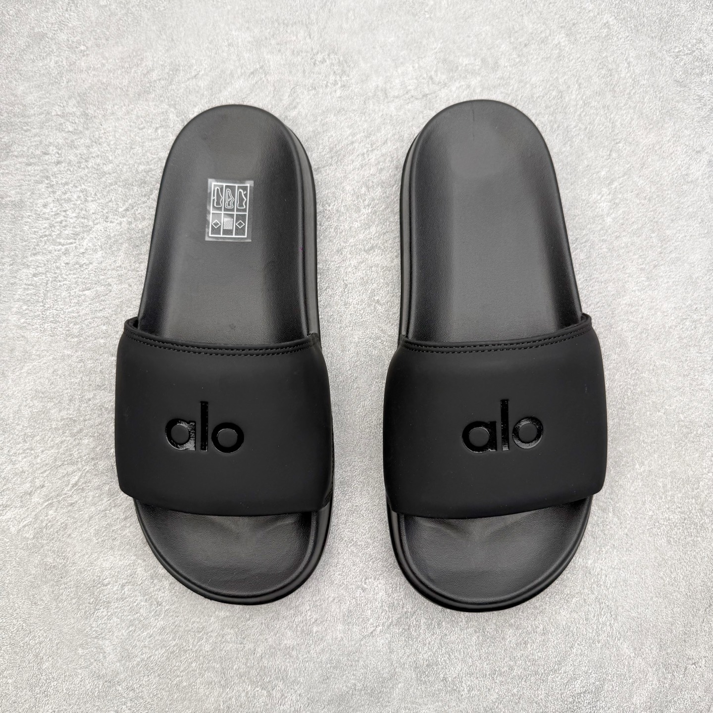 alo yoga Unisex It 舒适百搭 防滑防磨一字拖鞋 男女同款 品牌故事Alo Yoga于2
