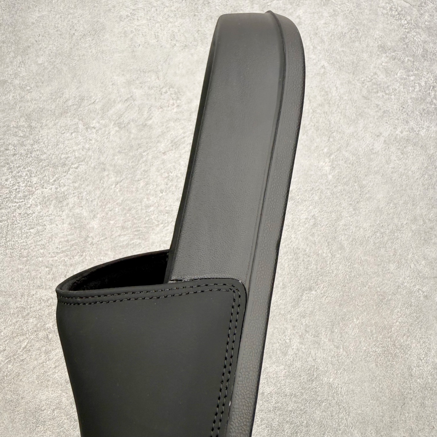 alo yoga Unisex It 舒适百搭 防滑防磨一字拖鞋 男女同款 品牌故事Alo Yoga于2