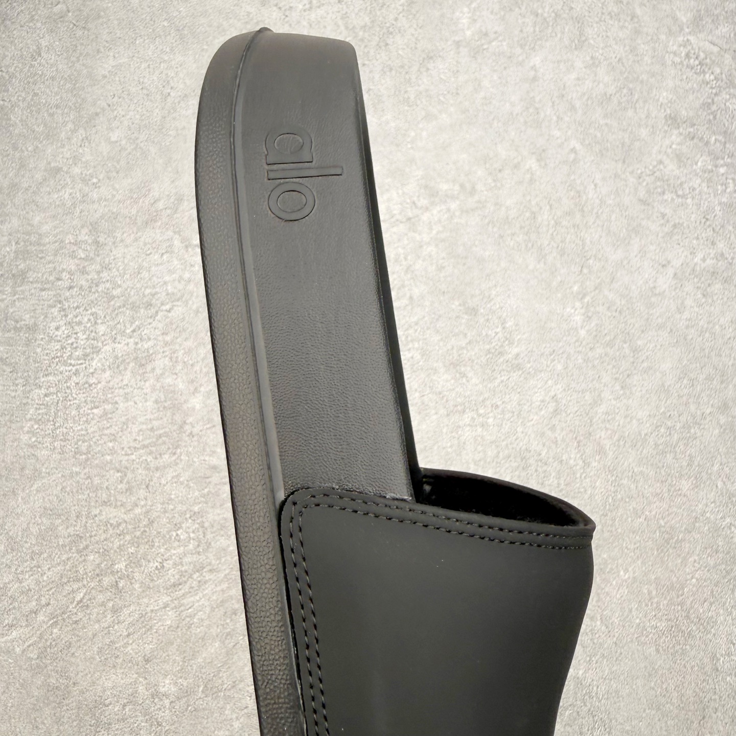alo yoga Unisex It 舒适百搭 防滑防磨一字拖鞋 男女同款 品牌故事Alo Yoga于2