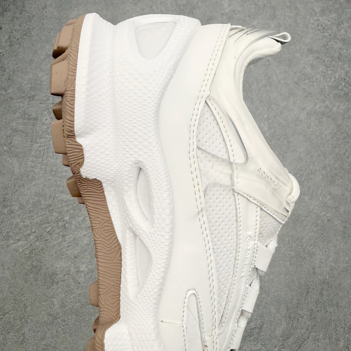 ECCo爱步 Biom C Trail 时尚简约牛皮减震耐磨低帮休闲跑步鞋 ECCO以三大核心特征为依托