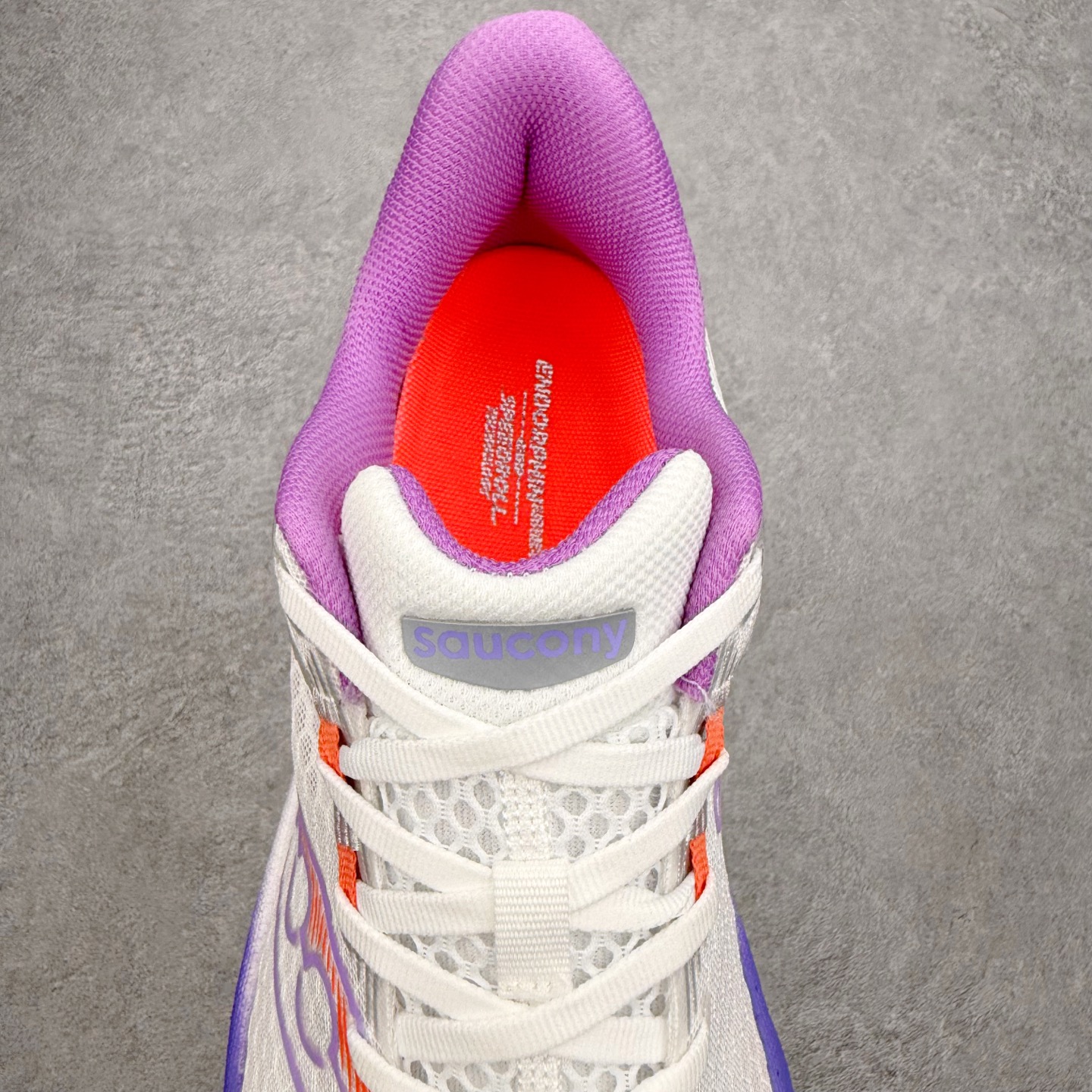 Saucony Endorphin Pro啡鹏 4 碳板竞速训练 低帮跑步鞋 Saucony（索康尼）是