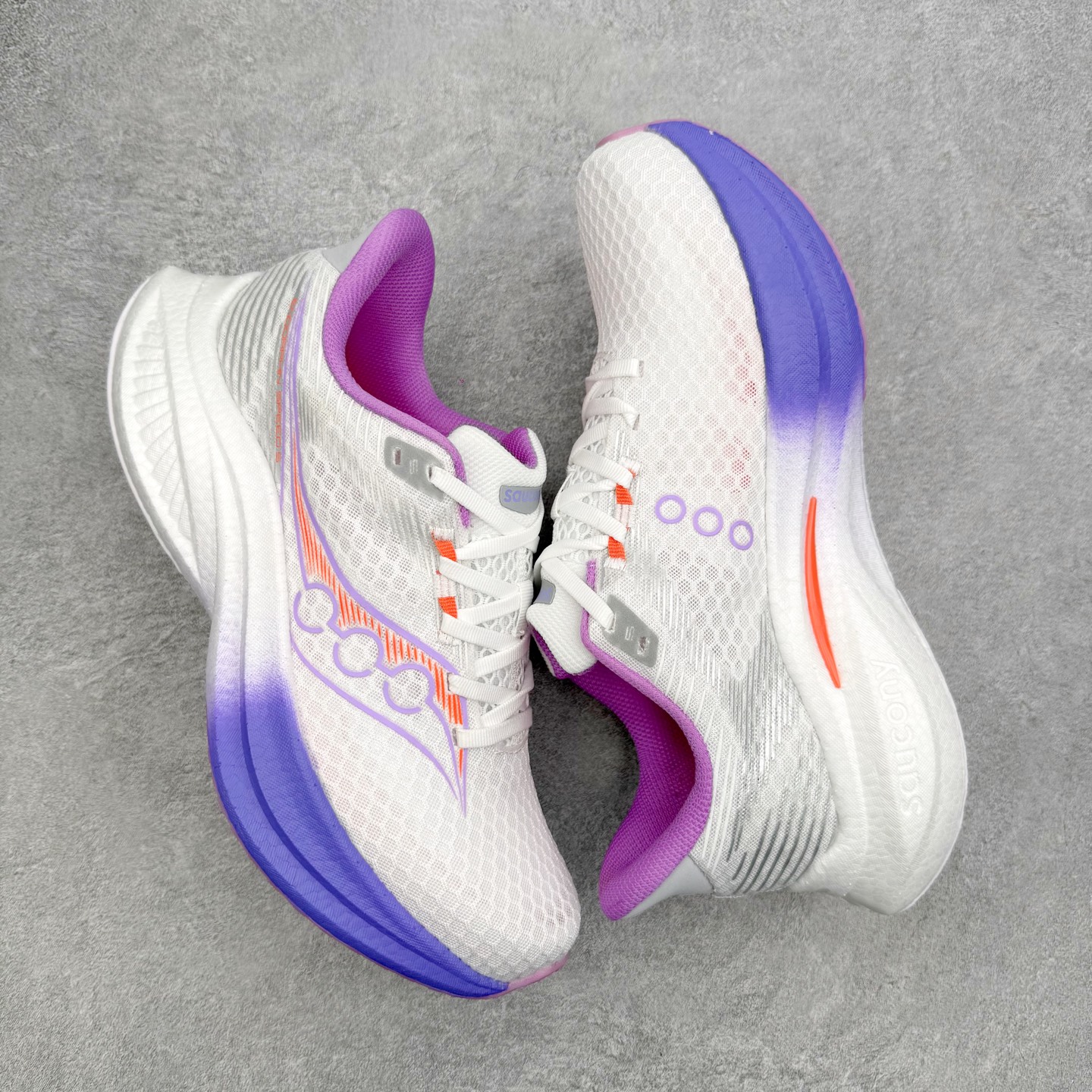 Saucony Endorphin Pro啡鹏 4 碳板竞速训练 低帮跑步鞋 Saucony（索康尼）是
