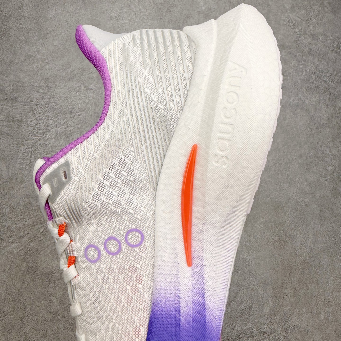 Saucony Endorphin Pro啡鹏 4 碳板竞速训练 低帮跑步鞋 Saucony（索康尼）是