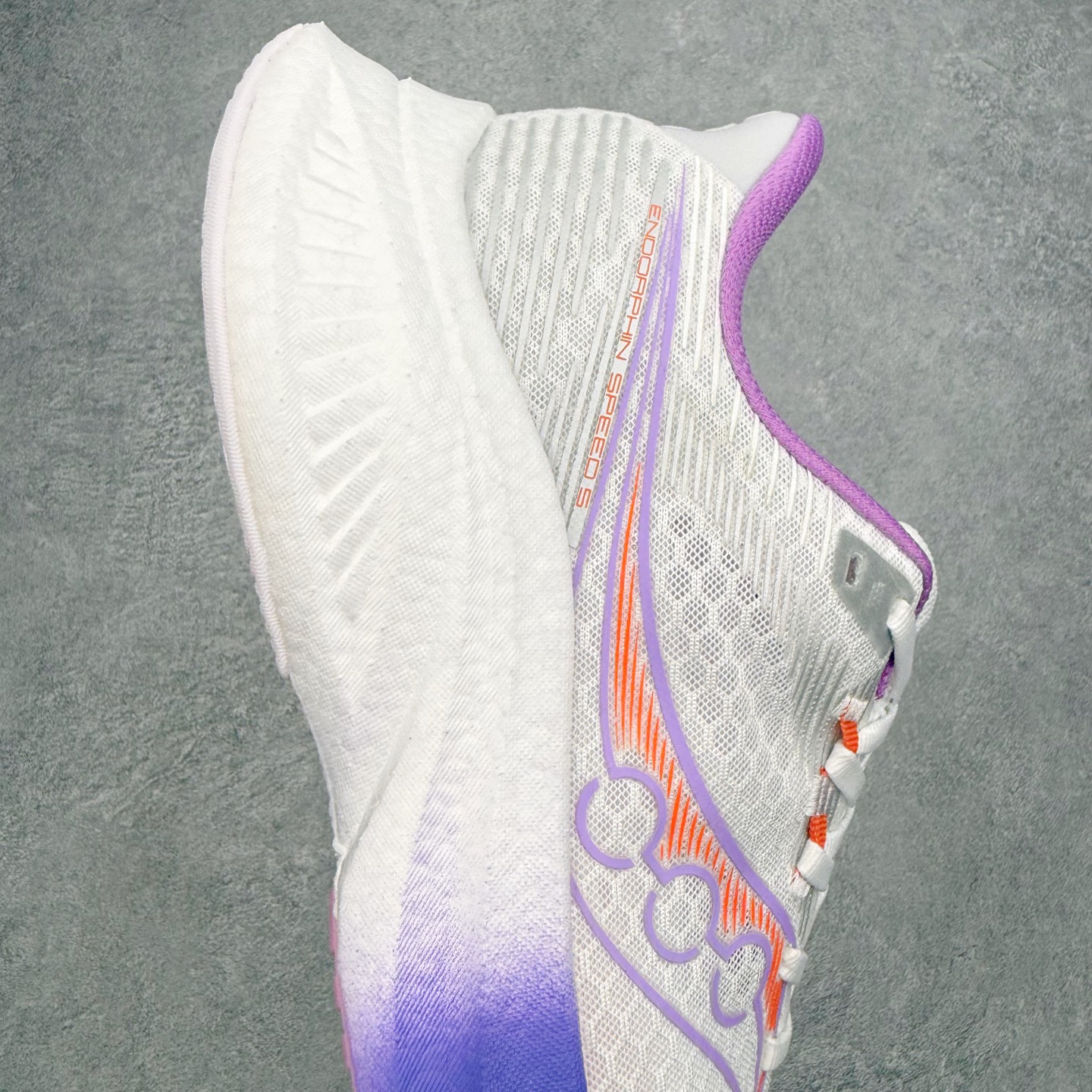 Saucony Endorphin Pro啡鹏 4 碳板竞速训练 低帮跑步鞋 Saucony（索康尼）是