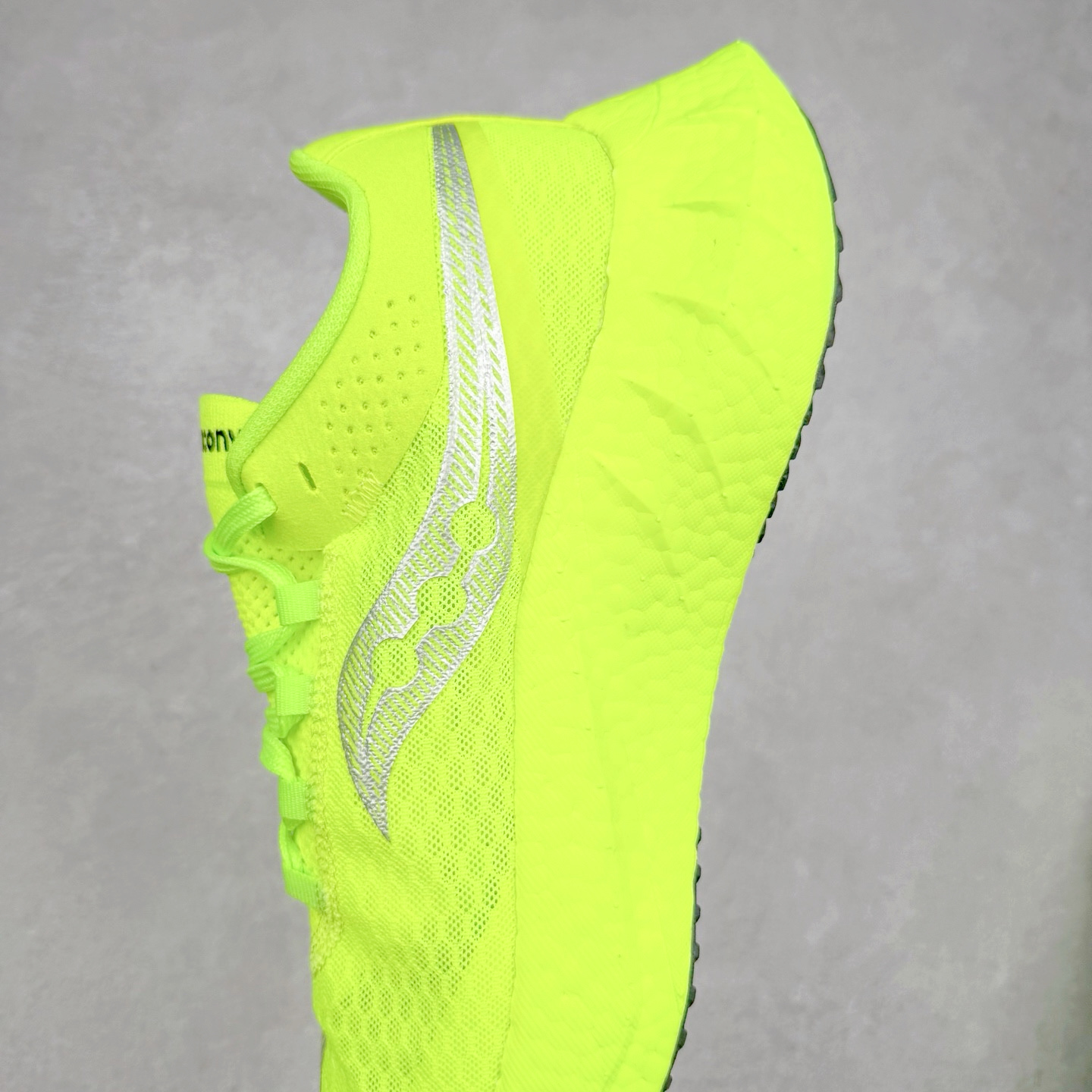 Saucony Endorphin Pro啡鹏 4 碳板竞速训练 低帮跑步鞋 Saucony（索康尼）是