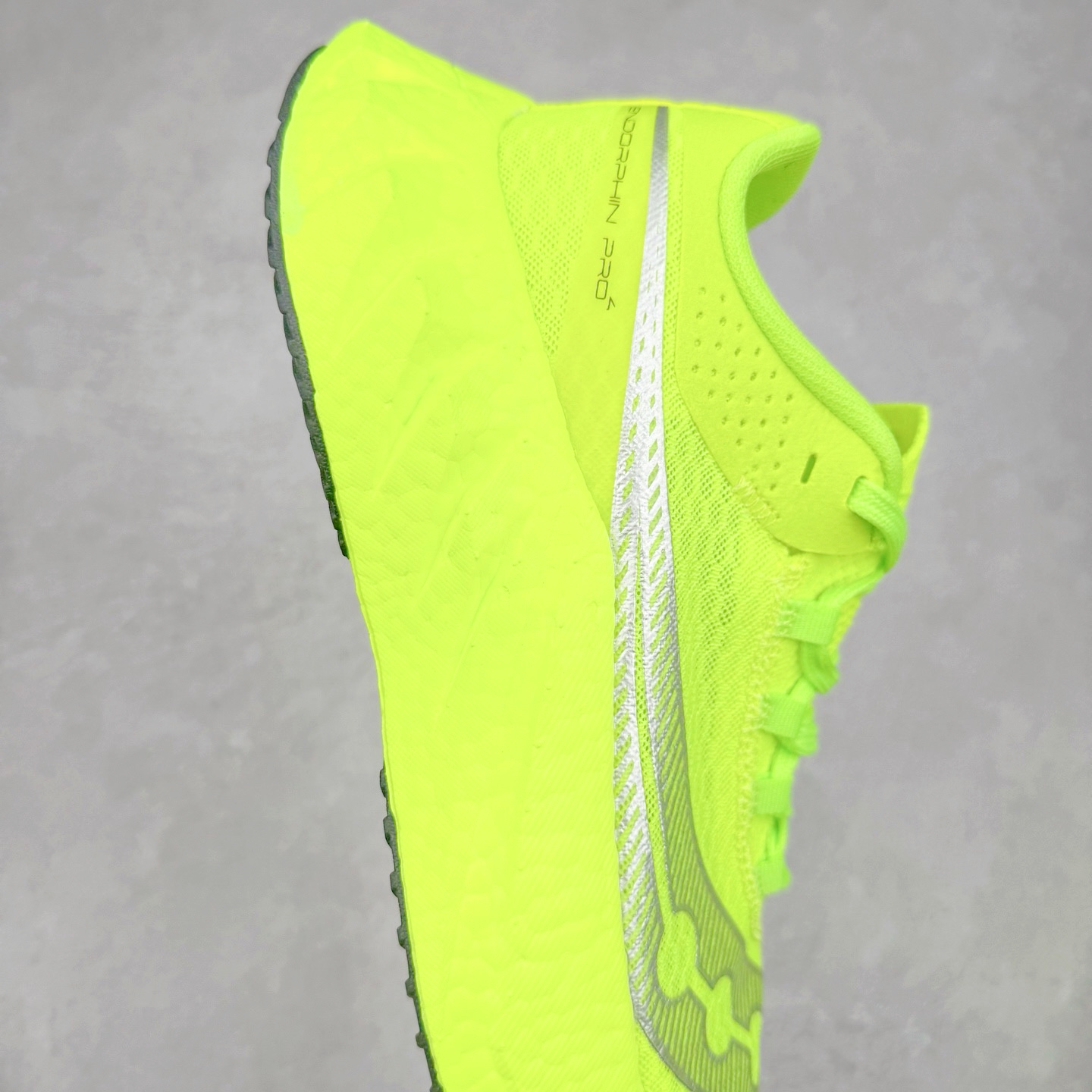 Saucony Endorphin Pro啡鹏 4 碳板竞速训练 低帮跑步鞋 Saucony（索康尼）是