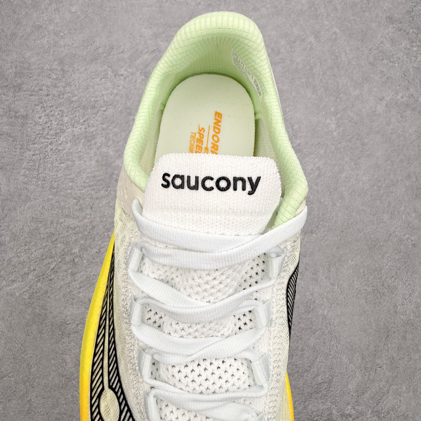 Saucony Endorphin Pro啡鹏 4 碳板竞速训练 低帮跑步鞋 Saucony（索康尼）是