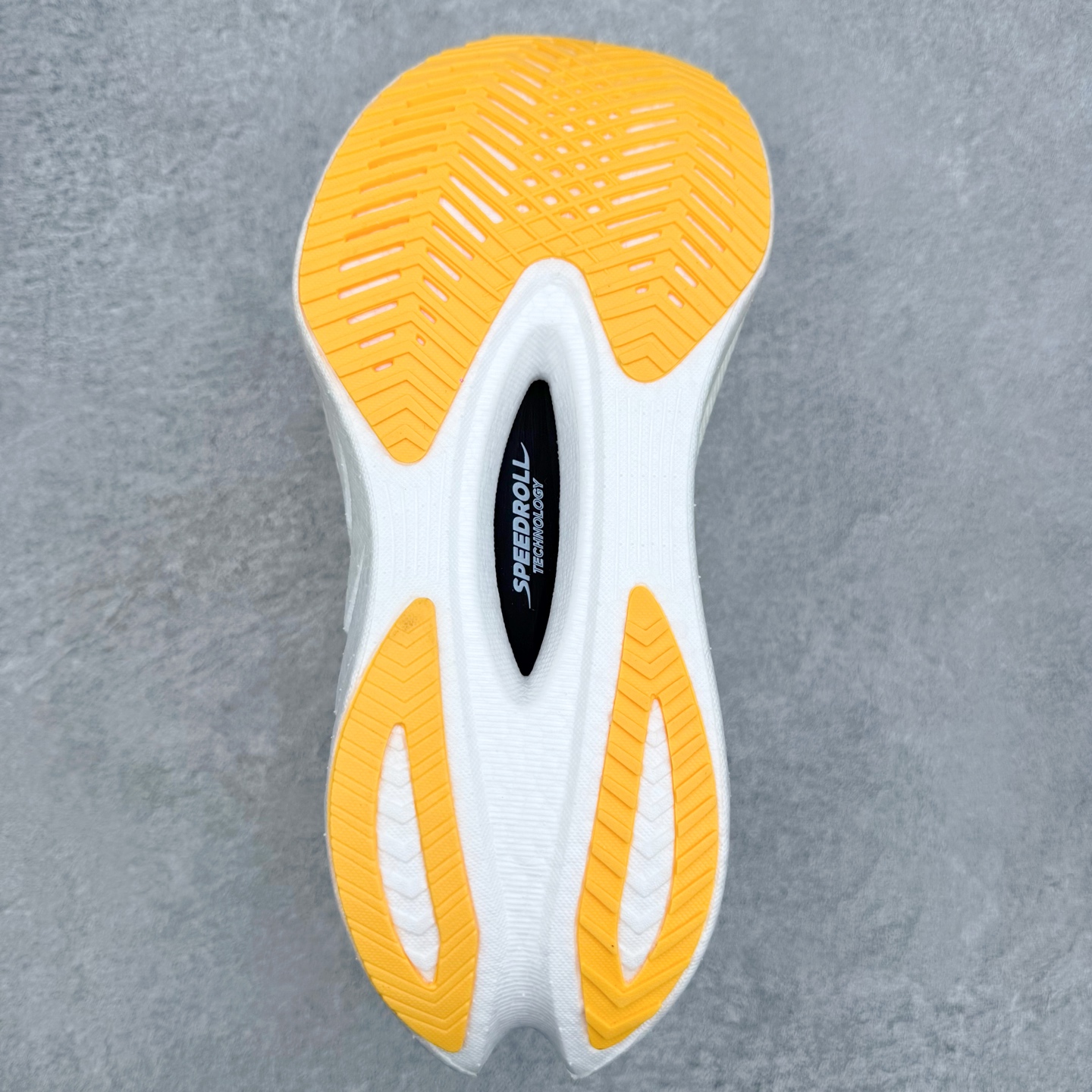 Saucony Endorphin Pro啡鹏 4 碳板竞速训练 低帮跑步鞋 Saucony（索康尼）是