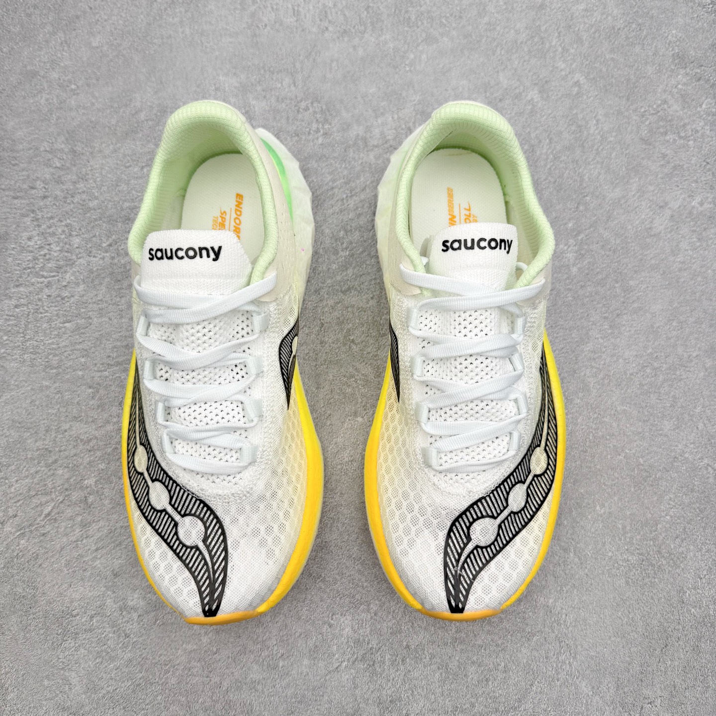 Saucony Endorphin Pro啡鹏 4 碳板竞速训练 低帮跑步鞋 Saucony（索康尼）是