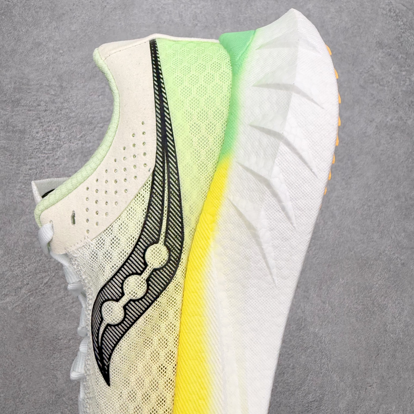Saucony Endorphin Pro啡鹏 4 碳板竞速训练 低帮跑步鞋 Saucony（索康尼）是