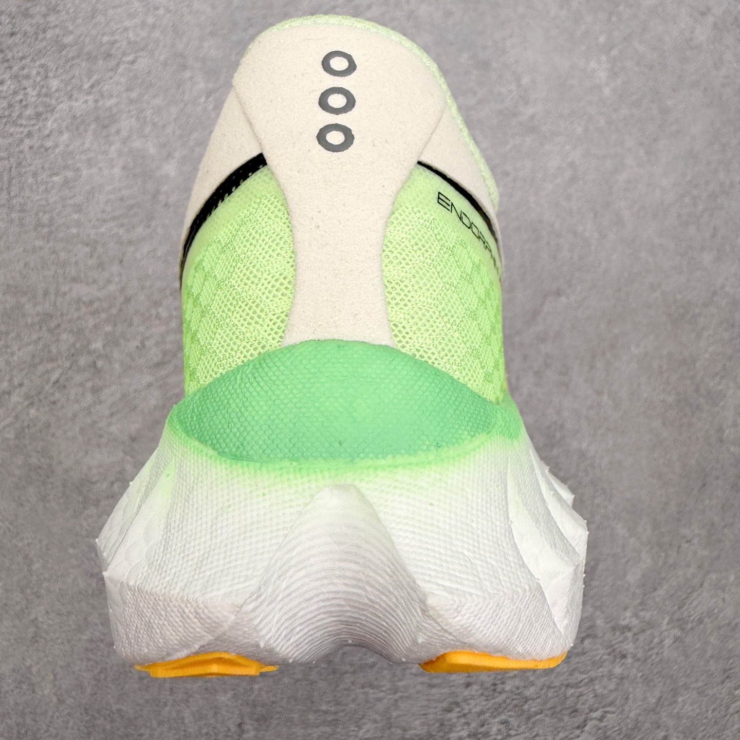 Saucony Endorphin Pro啡鹏 4 碳板竞速训练 低帮跑步鞋 Saucony（索康尼）是