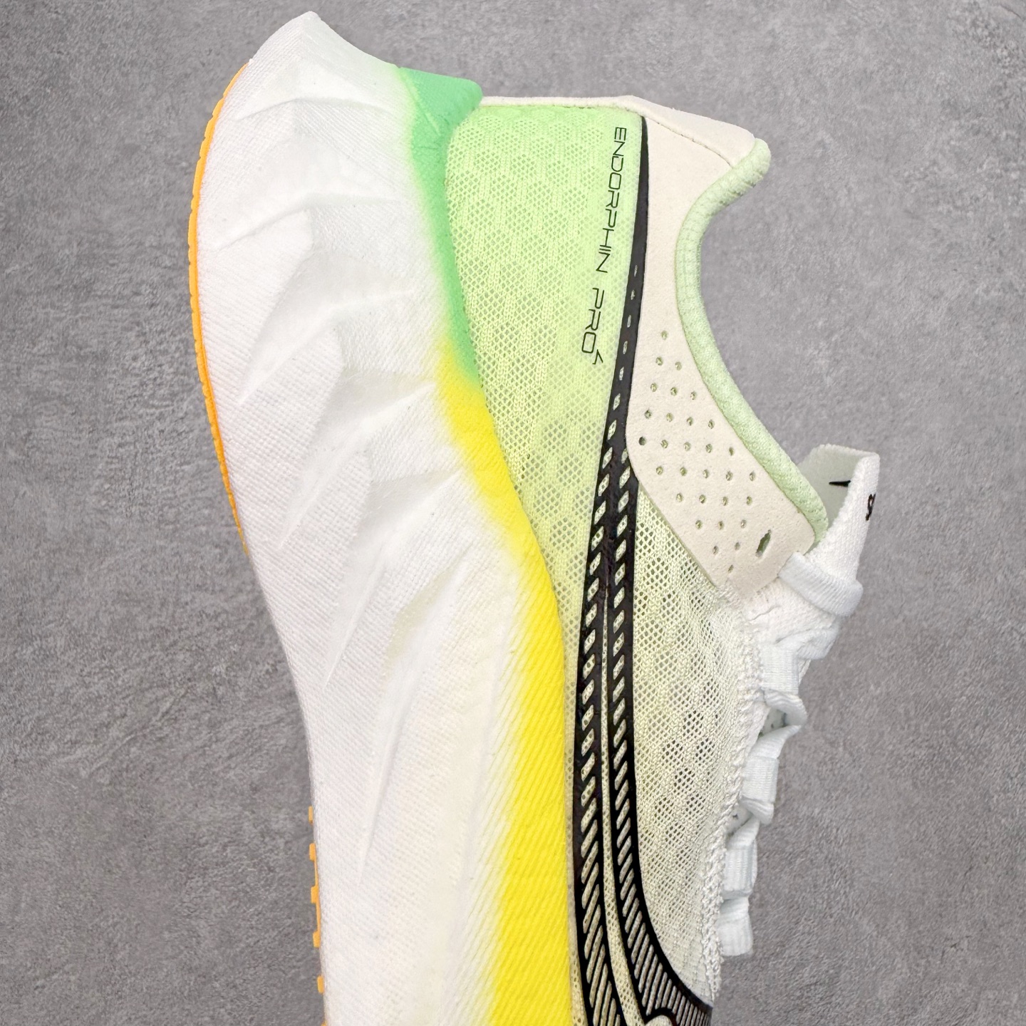 Saucony Endorphin Pro啡鹏 4 碳板竞速训练 低帮跑步鞋 Saucony（索康尼）是