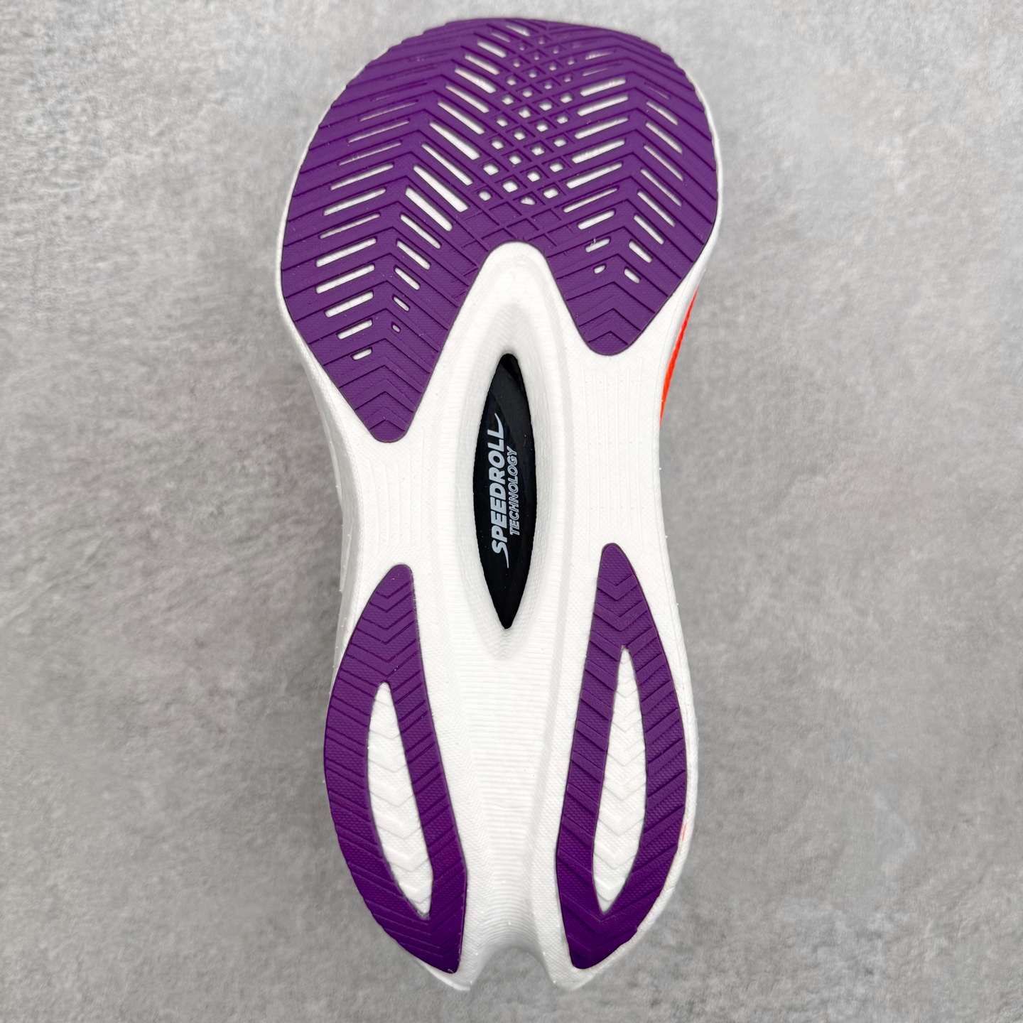 Saucony Endorphin Pro啡鹏 4 碳板竞速训练 低帮跑步鞋 Saucony（索康尼）是