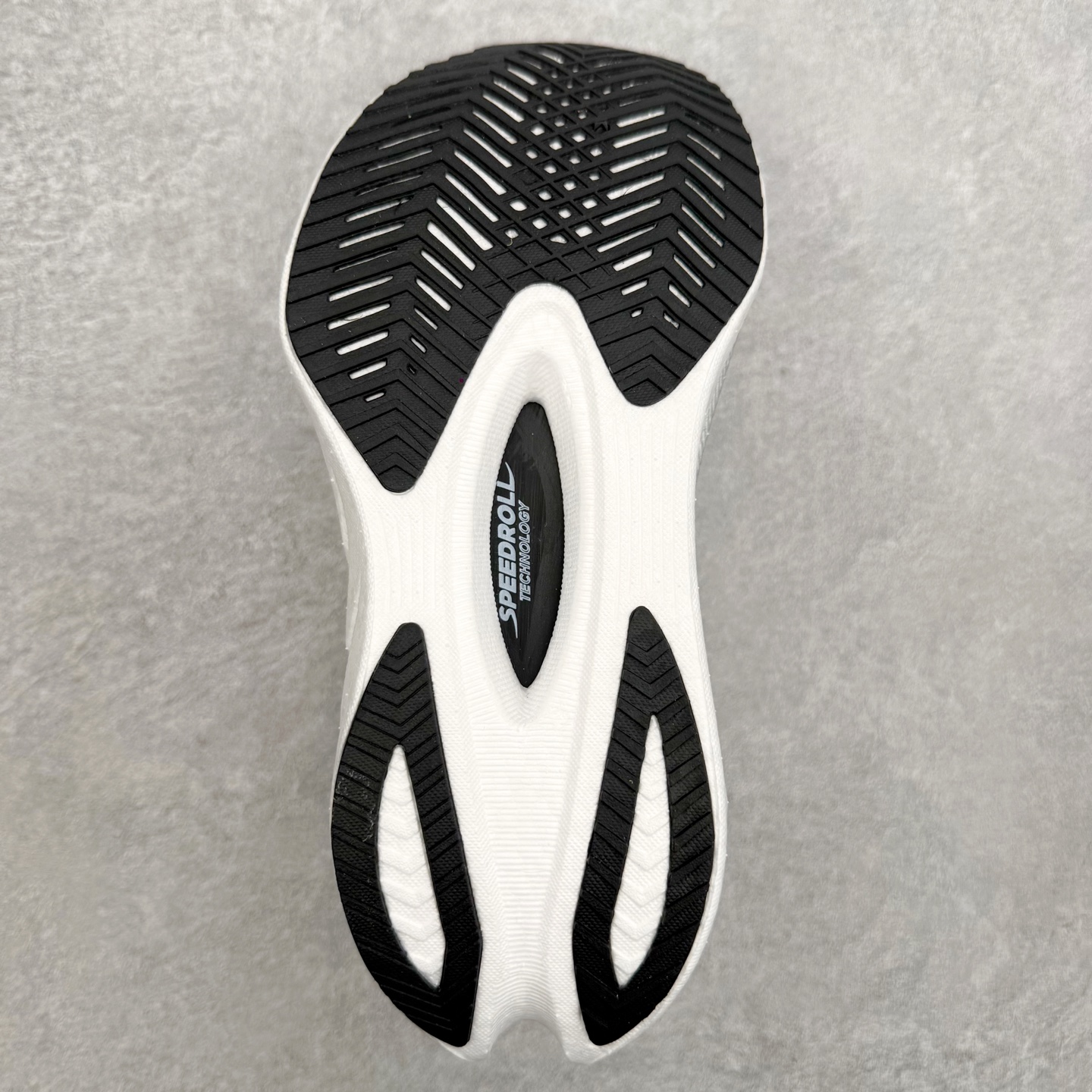 Saucony Endorphin Pro啡鹏 4 碳板竞速训练 低帮跑步鞋 Saucony（索康尼）是