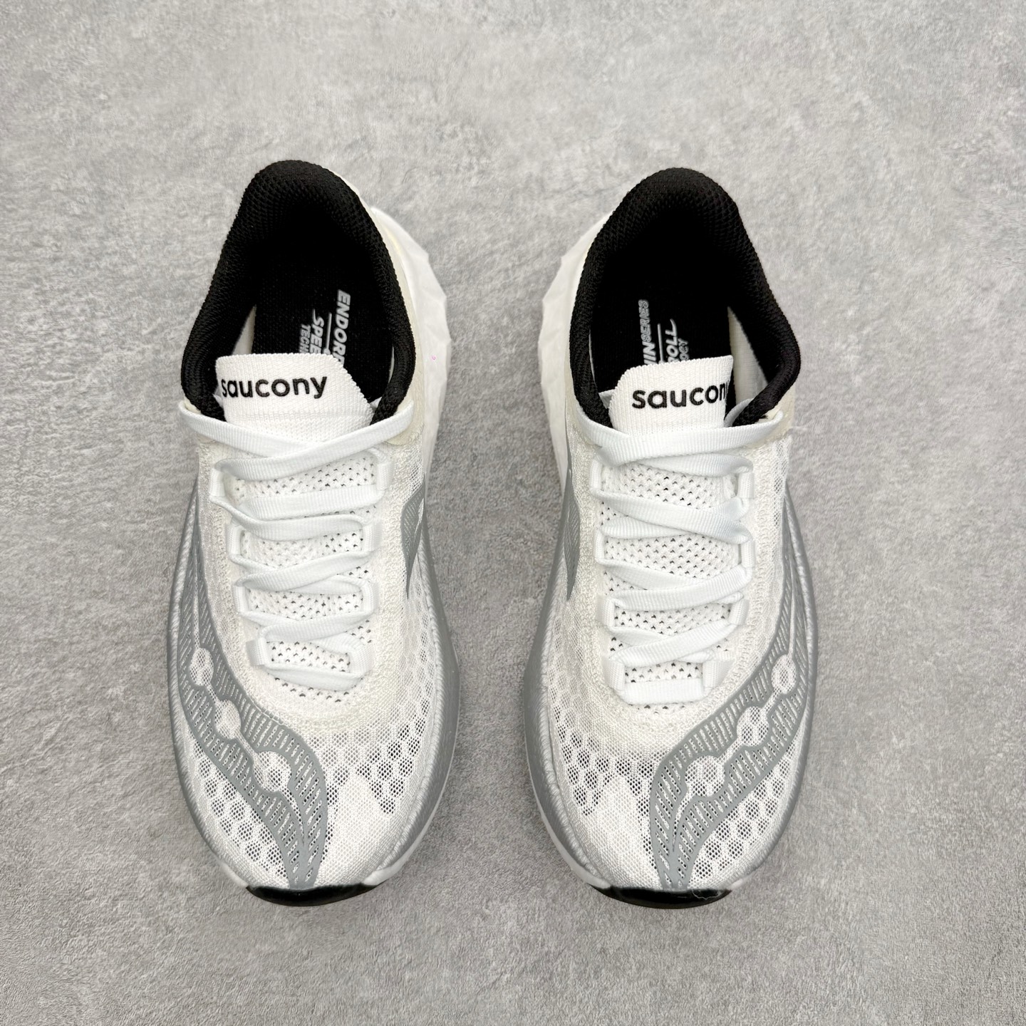 Saucony Endorphin Pro啡鹏 4 碳板竞速训练 低帮跑步鞋 Saucony（索康尼）是