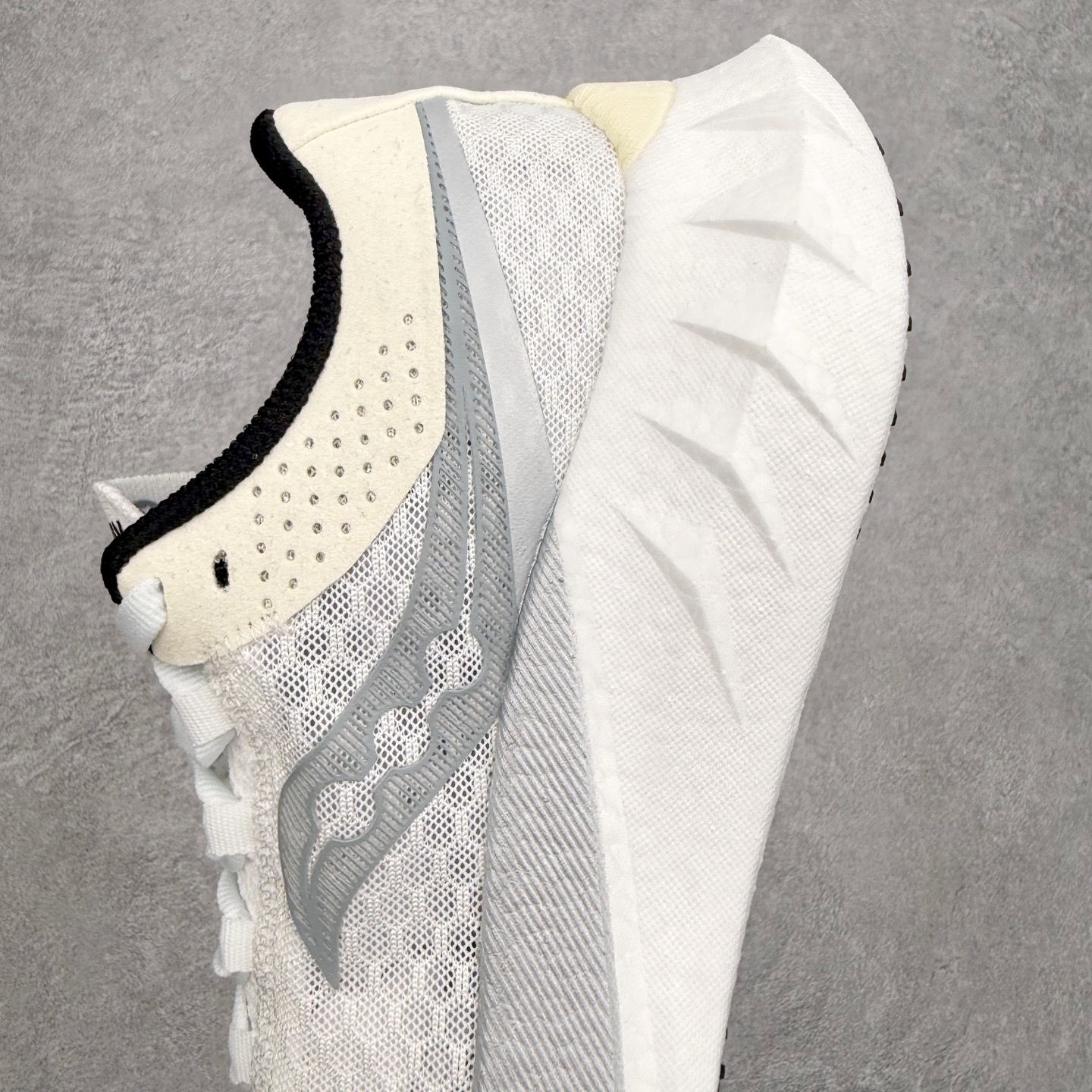 Saucony Endorphin Pro啡鹏 4 碳板竞速训练 低帮跑步鞋 Saucony（索康尼）是