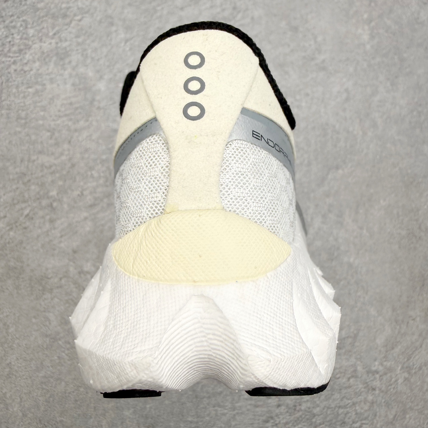 Saucony Endorphin Pro啡鹏 4 碳板竞速训练 低帮跑步鞋 Saucony（索康尼）是