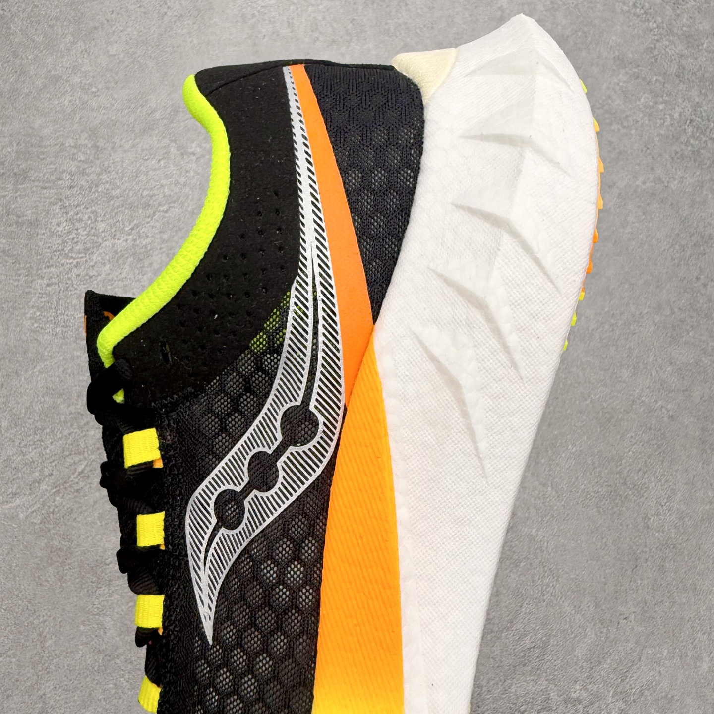 Saucony Endorphin Pro啡鹏 4 碳板竞速训练 低帮跑步鞋 Saucony（索康尼）是