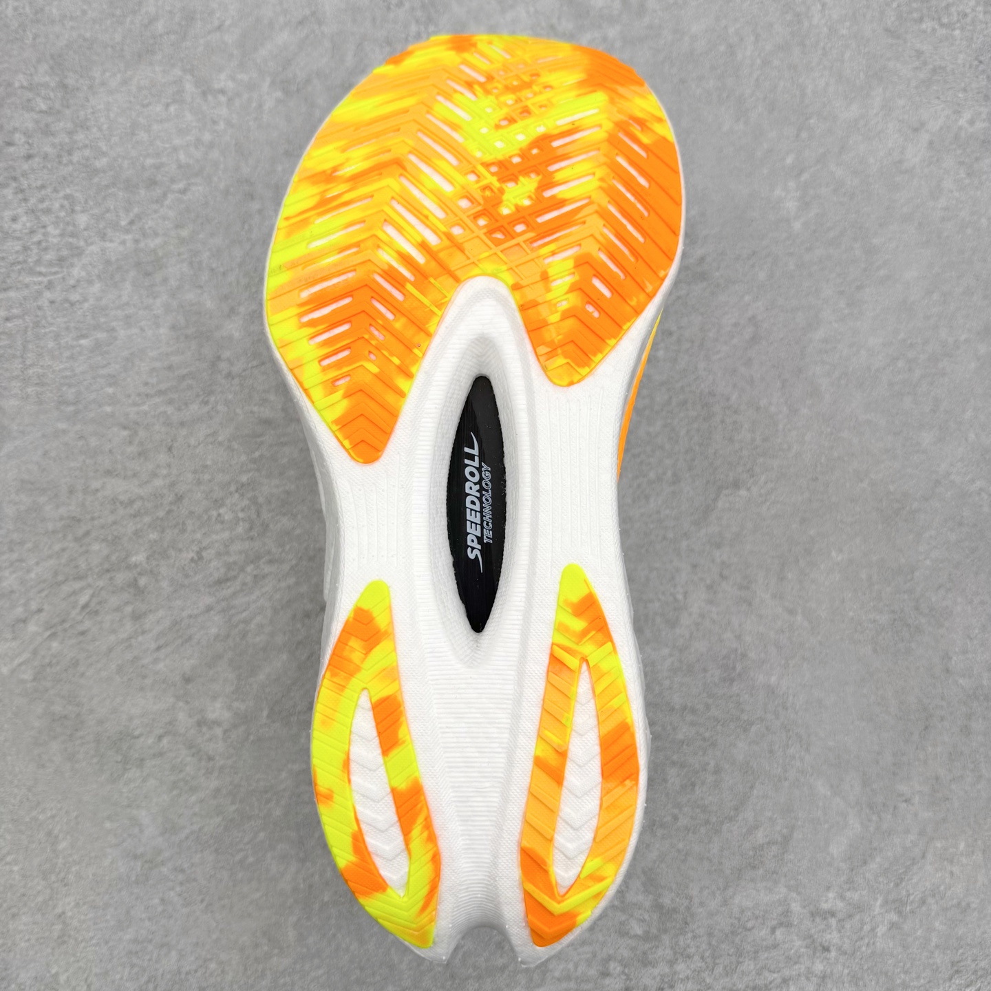 Saucony Endorphin Pro啡鹏 4 碳板竞速训练 低帮跑步鞋 Saucony（索康尼）是