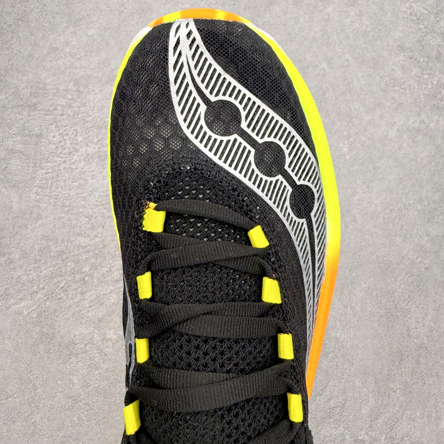 Saucony Endorphin Pro啡鹏 4 碳板竞速训练 低帮跑步鞋 Saucony（索康尼）是