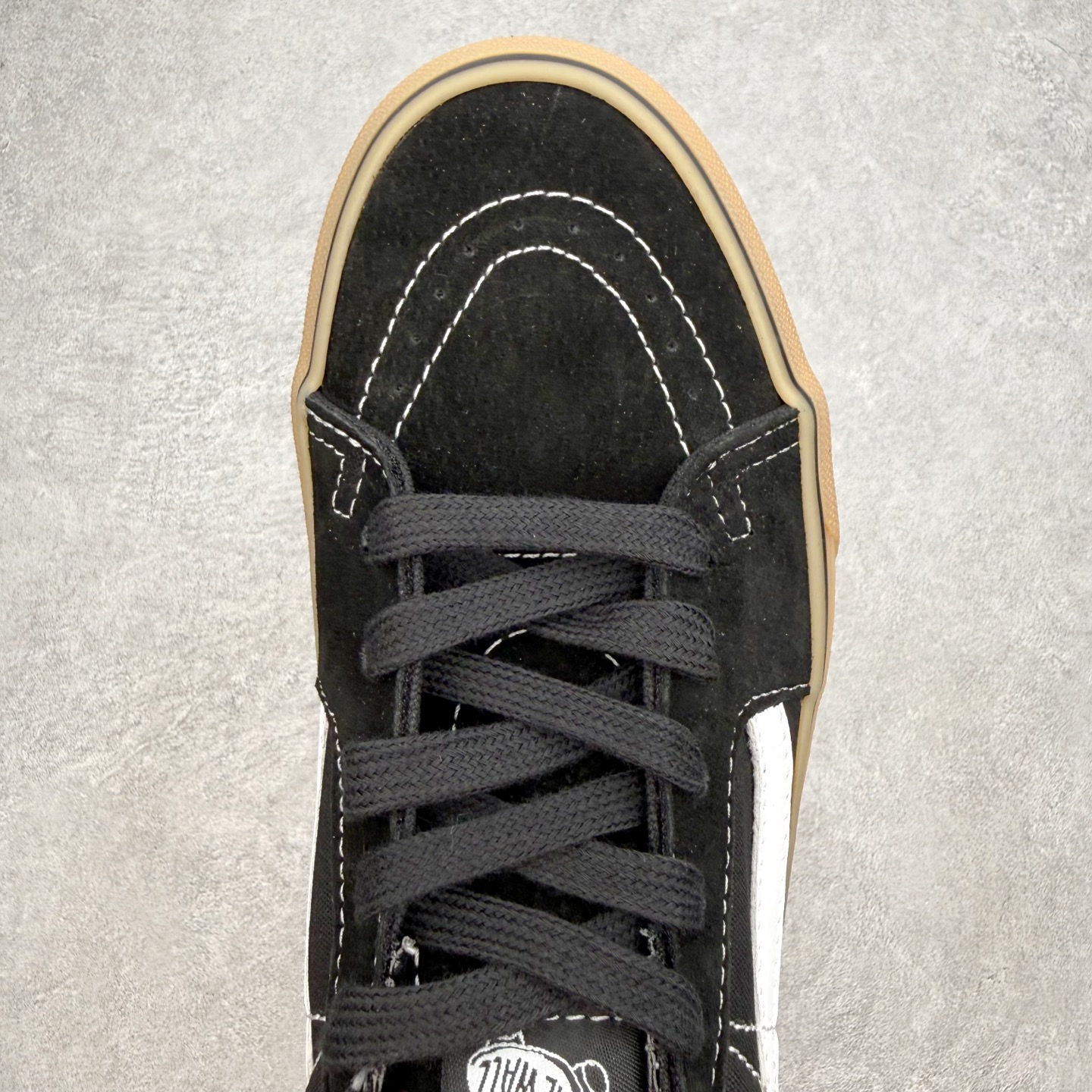 Vans Sk8-Low 黑生胶范斯复古休闲硫化帆布鞋鞋款以黑色麂皮拼接帆布鞋面打造整体鞋身 以SK8-