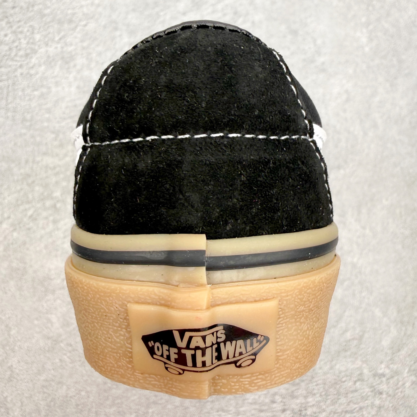 Vans Sk8-Low 黑生胶范斯复古休闲硫化帆布鞋鞋款以黑色麂皮拼接帆布鞋面打造整体鞋身 以SK8-