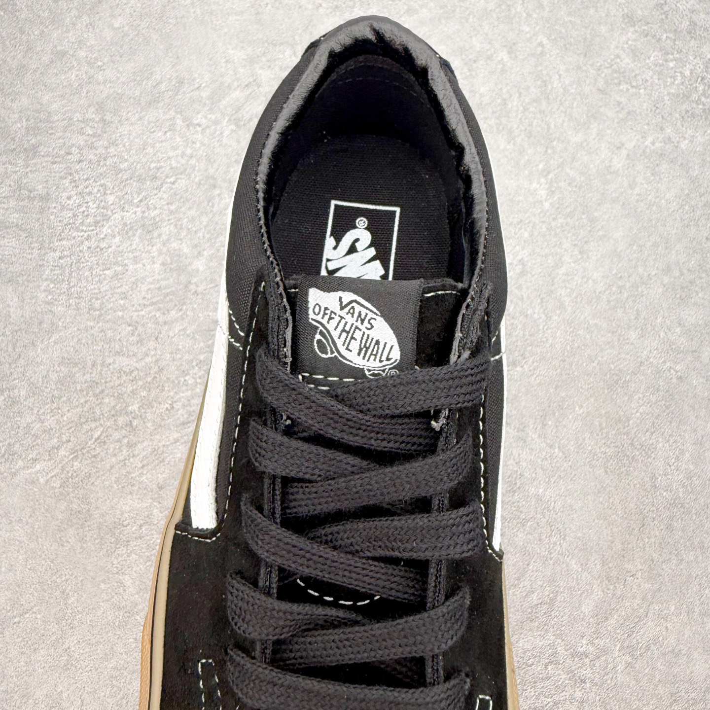 Vans Sk8-Low 黑生胶范斯复古休闲硫化帆布鞋鞋款以黑色麂皮拼接帆布鞋面打造整体鞋身 以SK8-