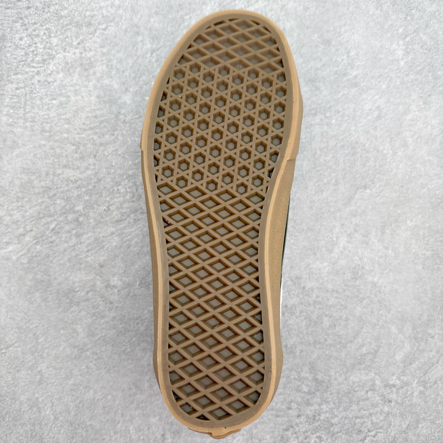 Vans Sk8-Low 黑生胶范斯复古休闲硫化帆布鞋鞋款以黑色麂皮拼接帆布鞋面打造整体鞋身 以SK8-