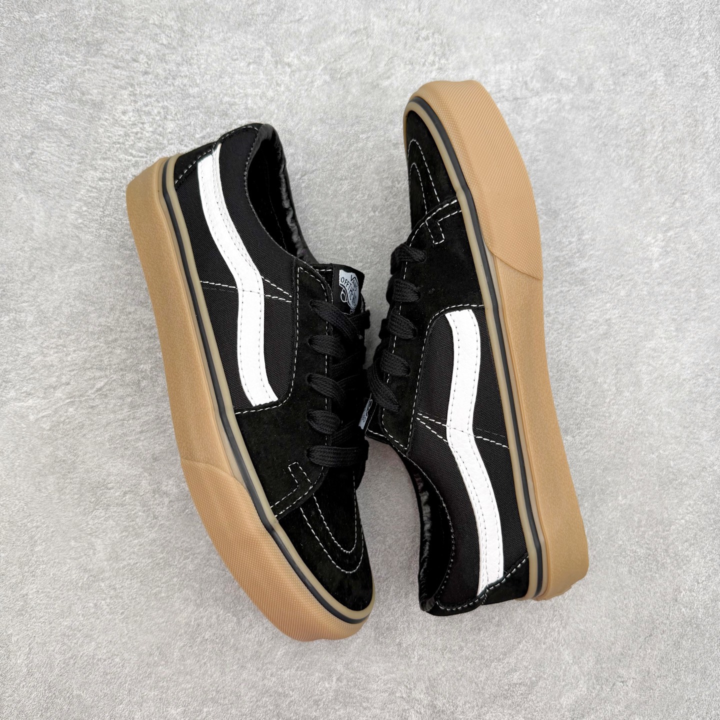 Vans Sk8-Low 黑生胶范斯复古休闲硫化帆布鞋鞋款以黑色麂皮拼接帆布鞋面打造整体鞋身 以SK8-