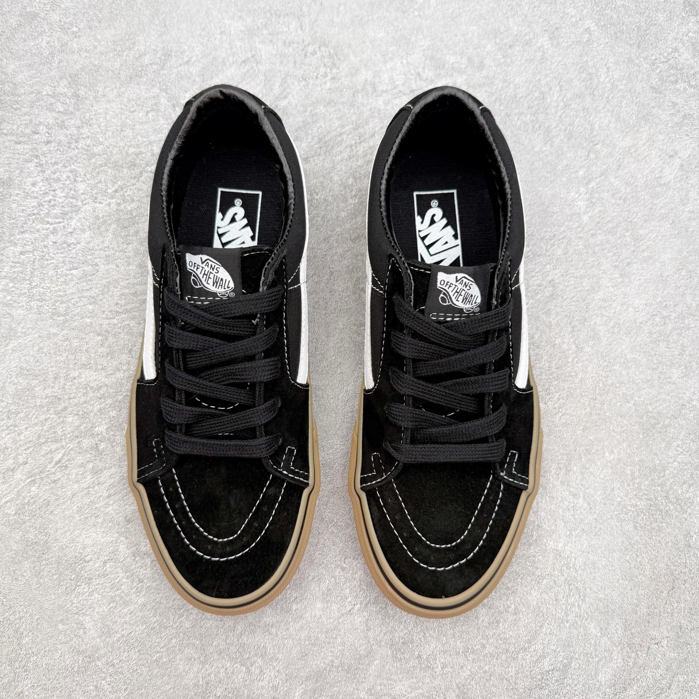 Vans Sk8-Low 黑生胶范斯复古休闲硫化帆布鞋鞋款以黑色麂皮拼接帆布鞋面打造整体鞋身 以SK8-