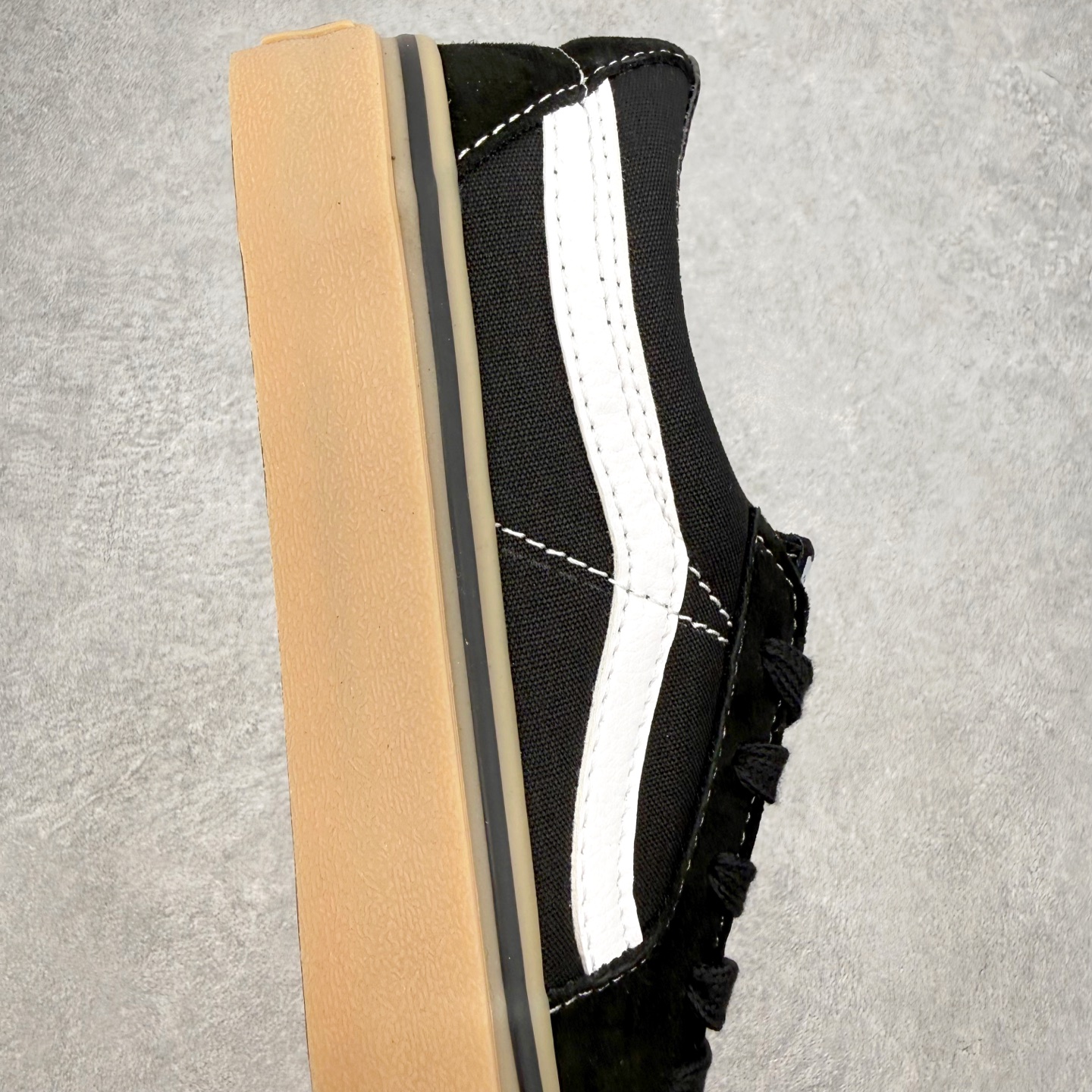 Vans Sk8-Low 黑生胶范斯复古休闲硫化帆布鞋鞋款以黑色麂皮拼接帆布鞋面打造整体鞋身 以SK8-
